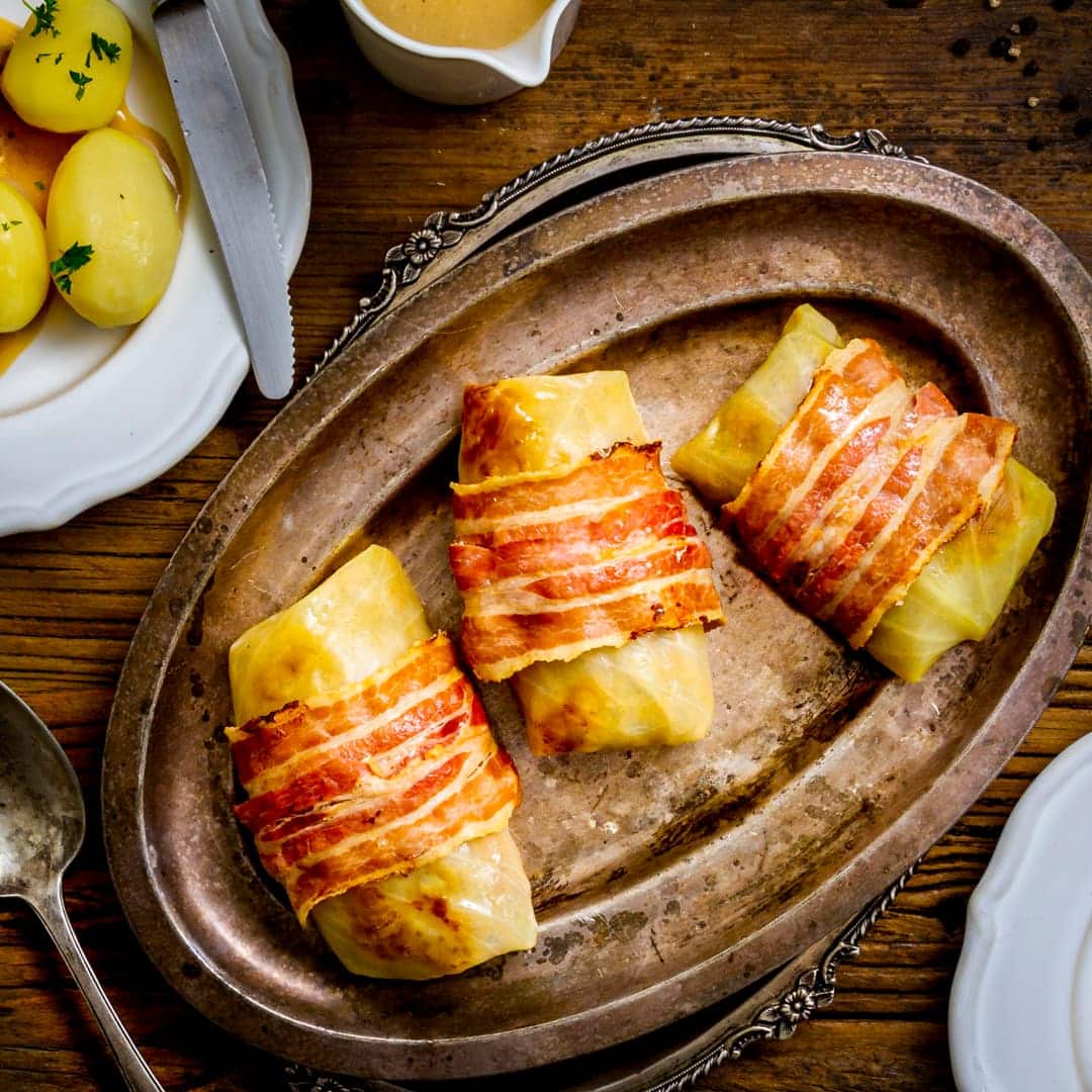 Zu zweit macht's mehr Spaß – das gilt auch beim Essen. Kohl und Hackfleisch etwa ergeben in der Kohlroulade ein perfektes kulinarisches Doppel. Wie das urdeutsche Gericht besonders lecker schmeckt, erfahren Sie hier.
