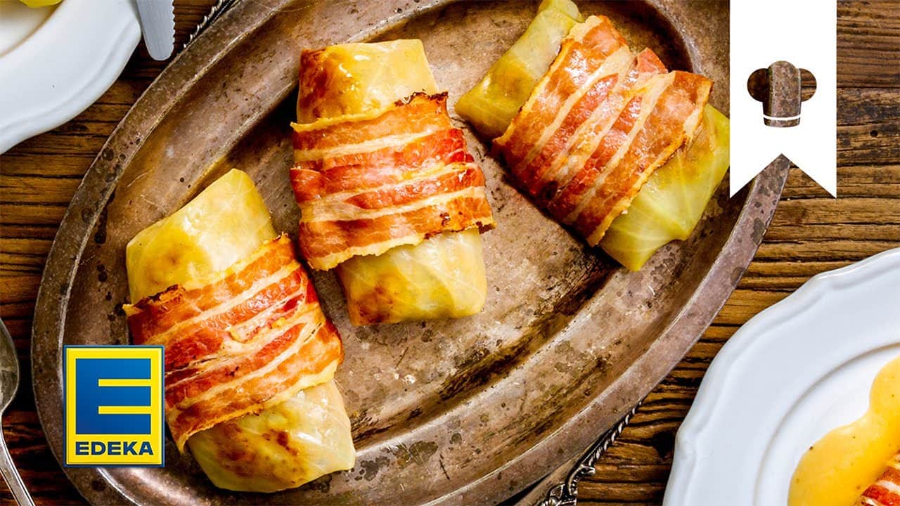 Kohlrouladen Rezept YouTube Platzhalterbild für ein Video mit dem Titel 'Kohlrouladen Rezept'.