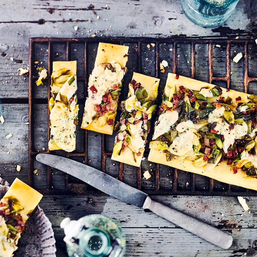 Nur wenig Zutaten, eine schnelle Zubereitung und dennoch ist aus Blätterteig, Frühlingszwiebeln, Speck und Ziegenkäse eine leckere Tarte gemacht, die herrlich nach Sommer schmeckt.