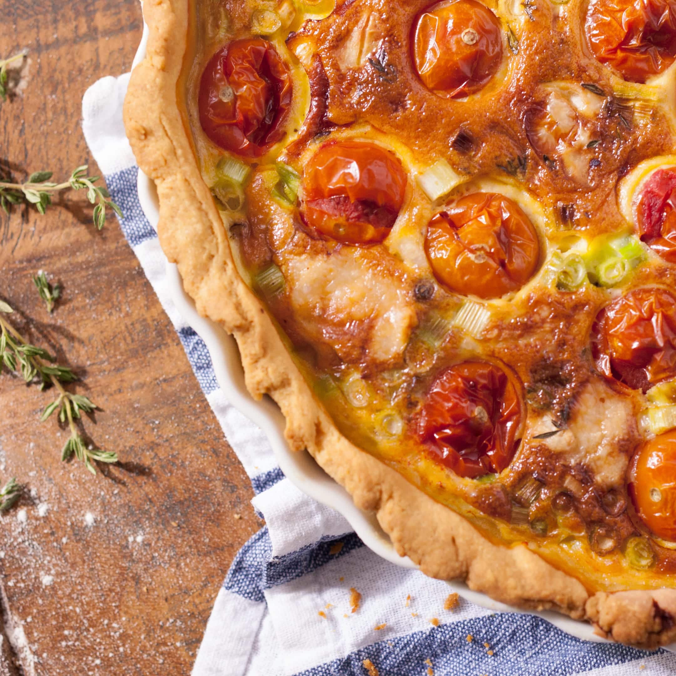 Genießen Sie mit unserer vegetarischen Tomaten-Quiche eine Spezialität der französischen Mittelmeerküche. Die würzige Füllung aus Tomaten, Ziegenkäse und Thymian wird mit Sahne zubereitet und im Anschluss im Mürbeteig gebacken – so lecker.