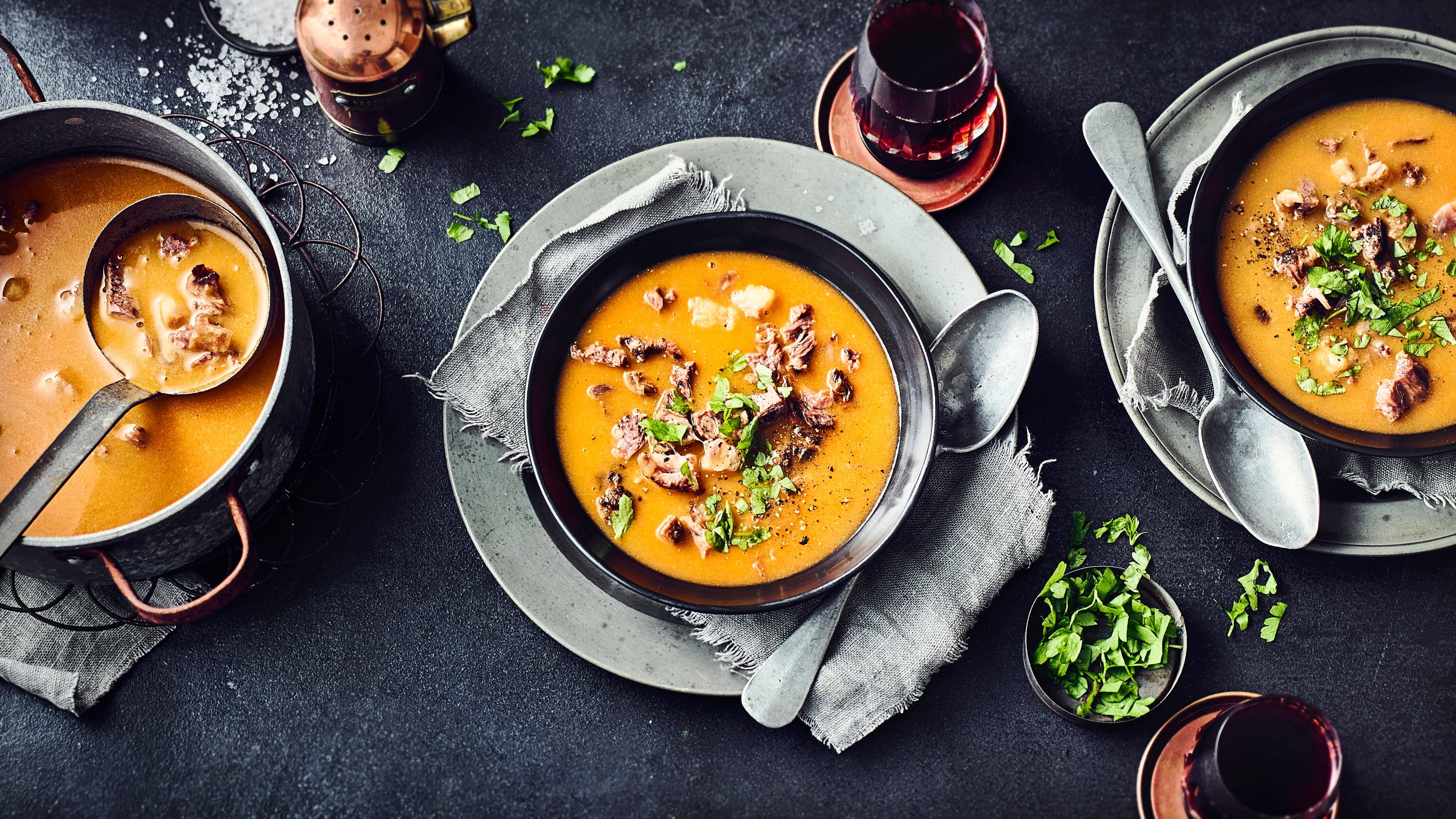 Ochsenschwanzsuppe Für viele ein echter Leckerbissen: Würzige Ochsenschwanzsuppe mit etwas Zeit und Mühe selbstgemacht.
