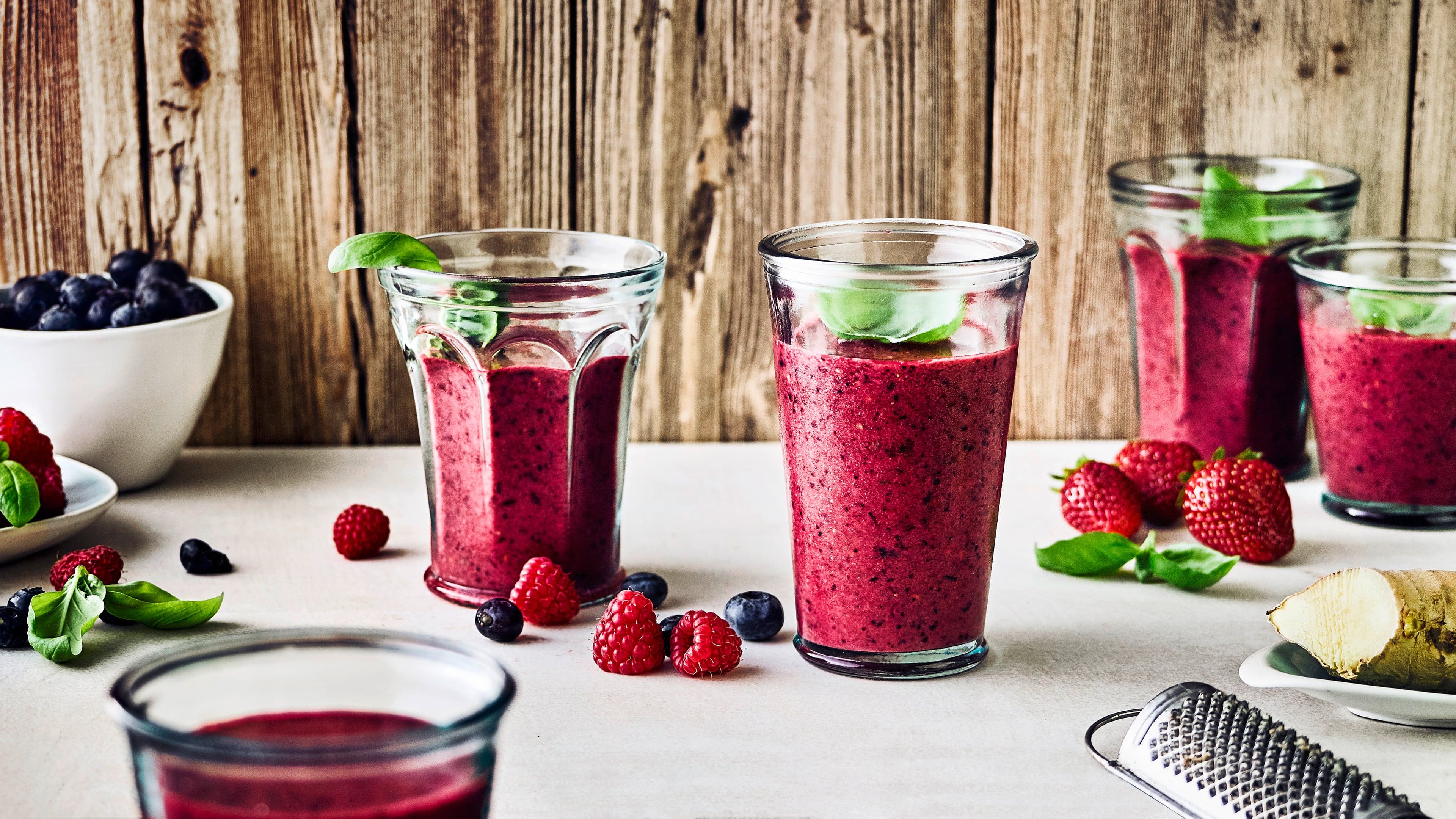 Beeren-Smoothie Schnell gemacht und mit ganz viel frischen Beeren: Unser sommerlicher Beeren-Smoothie schmeckt nicht nur an warmen Tagen und ist schon fast ein kleiner Snack.