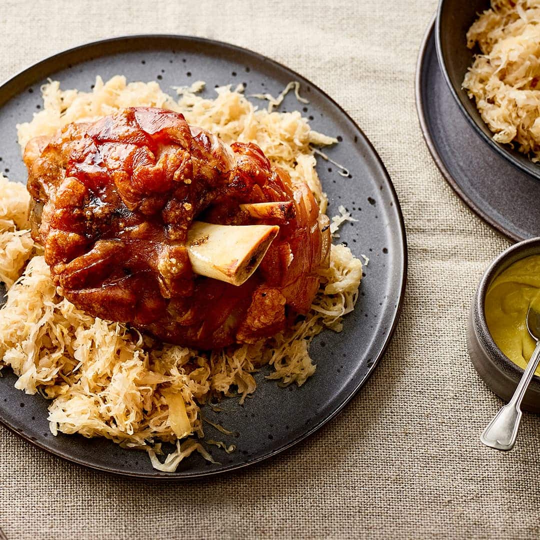 Gepökelte Surhaxe mit Sauerkraut – genießen Sie mit unserem Rezept eine deftige Hauptspeise, die nicht nur echte Fleischliebhaber überzeugt.