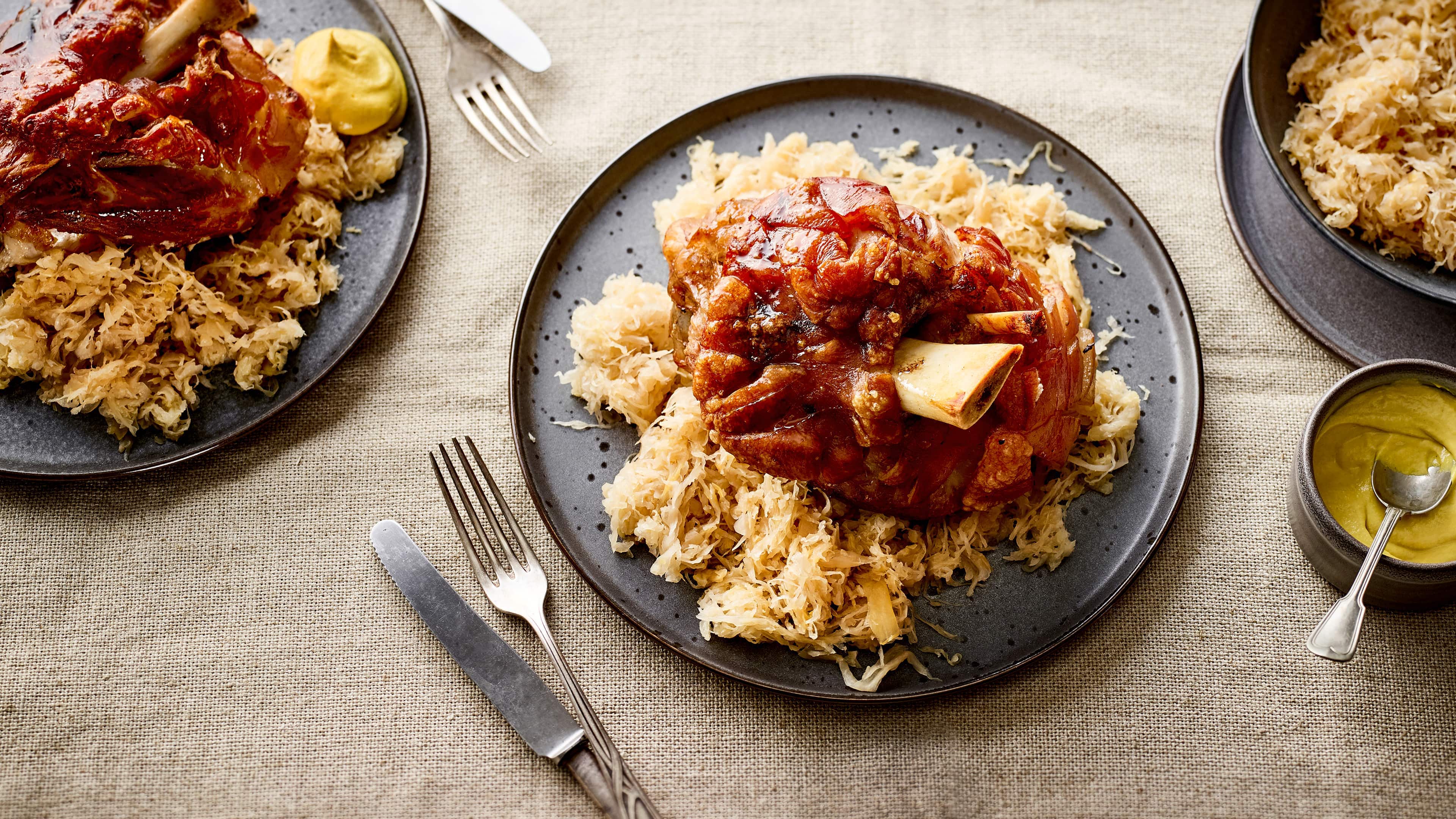 Surhaxe Gepökelte Surhaxe mit Sauerkraut – genießen Sie mit unserem Rezept eine deftige Hauptspeise, die nicht nur echte Fleischliebhaber überzeugt.