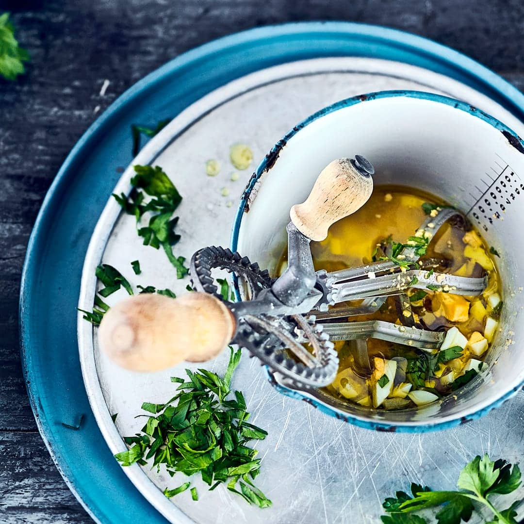 Dieses Dressing wird die passende Begleiterin für Ihre Salate: Probieren Sie unsere pikante Vinaigrette mit hartgekochtem Ei, Senf, Weißweinessig und Petersilie – erfrischend und lecker!