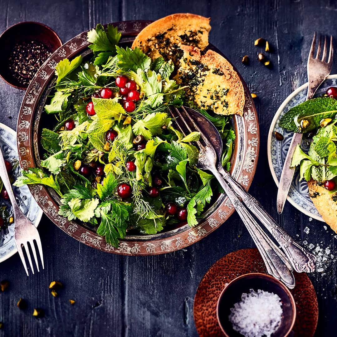 Ganz viel frischer Koriander, Dill, Minze und Petersilie mit Johannisbeeren und Pistazien machen unseren persischen Kräutersalat zu einem wahren Geschmackserlebnis!