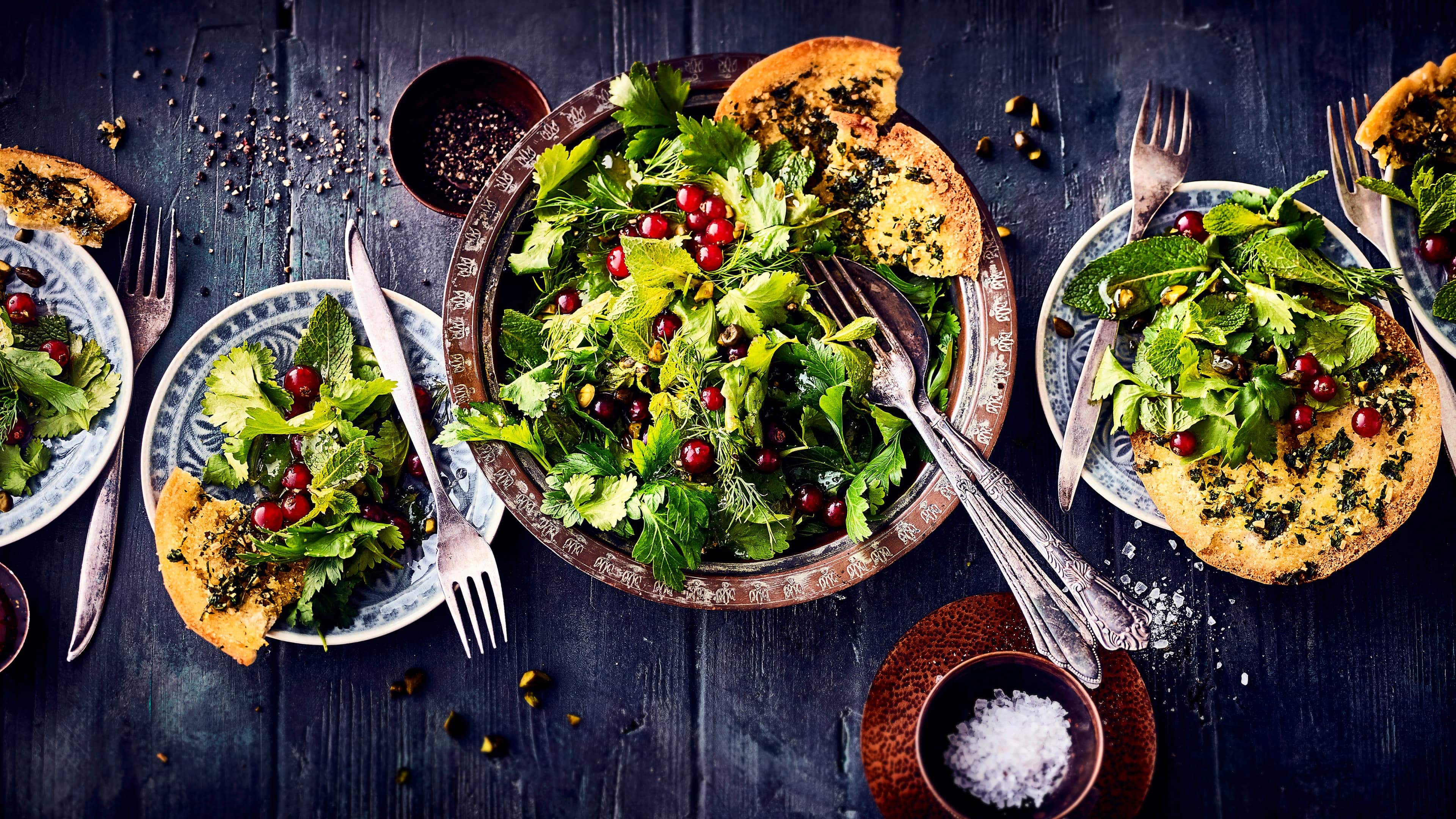Persischer Kräutersalat Ganz viel frischer Koriander, Dill, Minze und Petersilie mit Johannisbeeren und Pistazien machen unseren persischen Kräutersalat zu einem wahren Geschmackserlebnis!