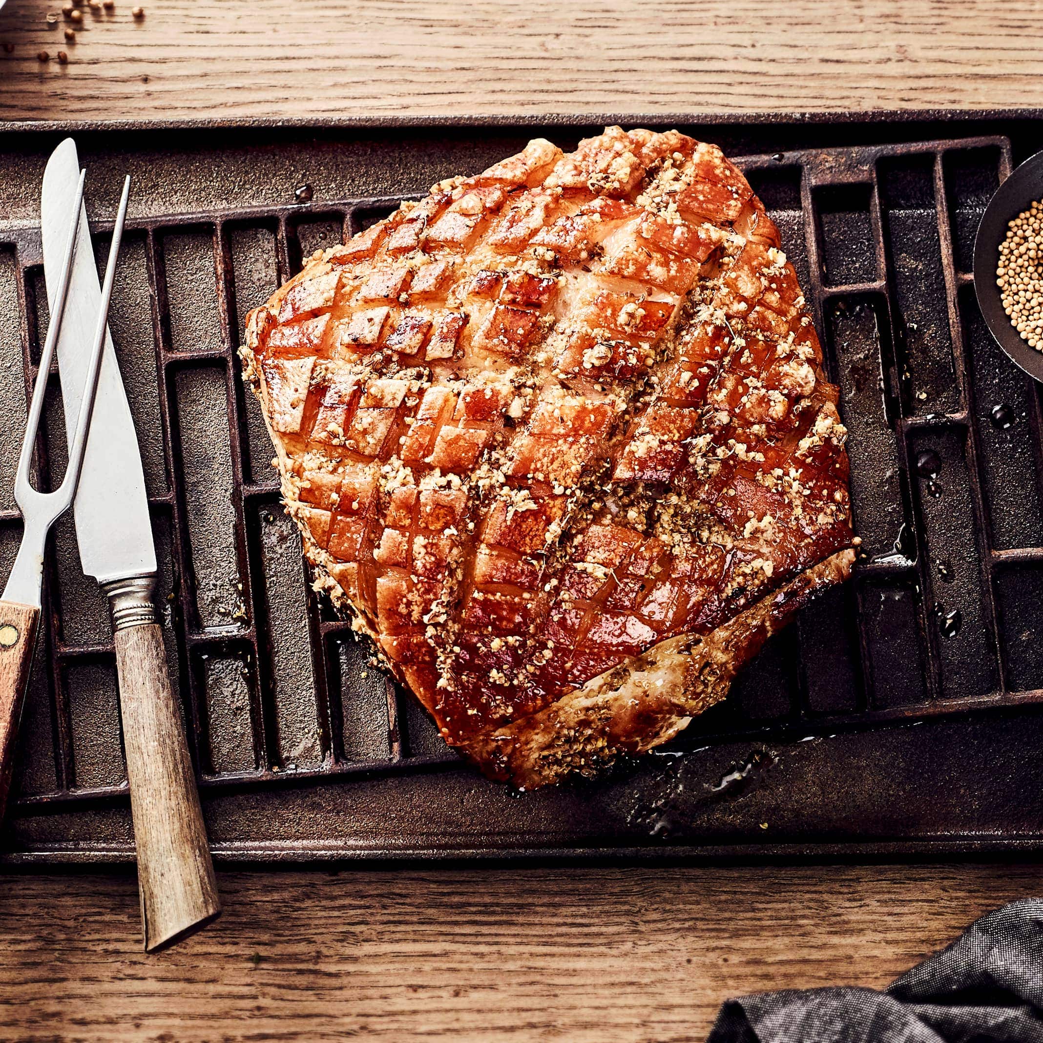 Krustenbraten kennt man meist aus dem Ofen, aber wir finden ihn auch vom Grill besonders lecker. Das liegt auch an der köstlichen selbstgemachten Marinade aus Ingwer, Senfkörnern, Knoblauch und Koriander.