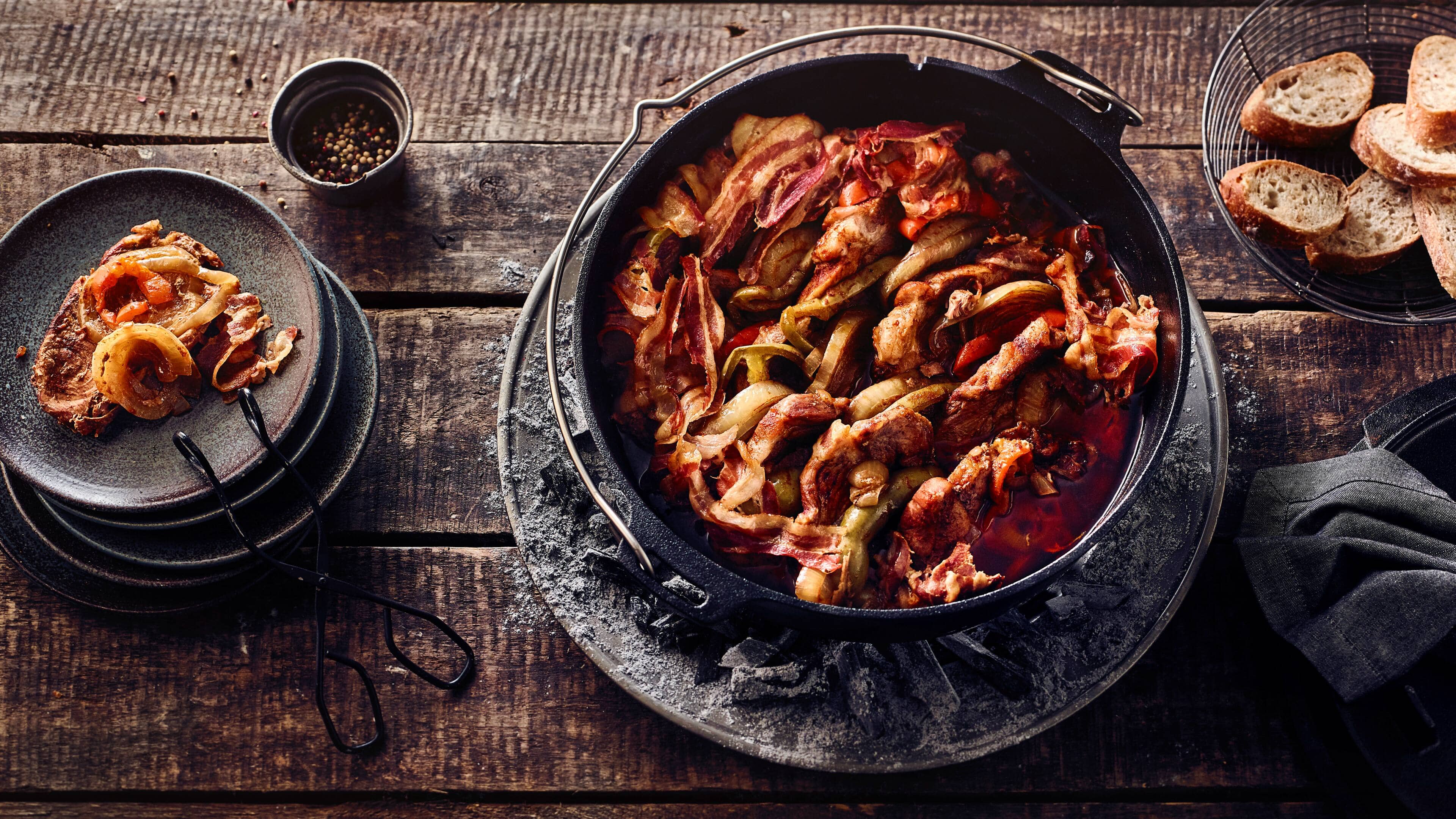 Schichtfleisch Der Klassiker aus dem Dutch Oven (oder einem hohen Schmortopf): Zartes Schichtfleisch mit Paprika und Bacon.