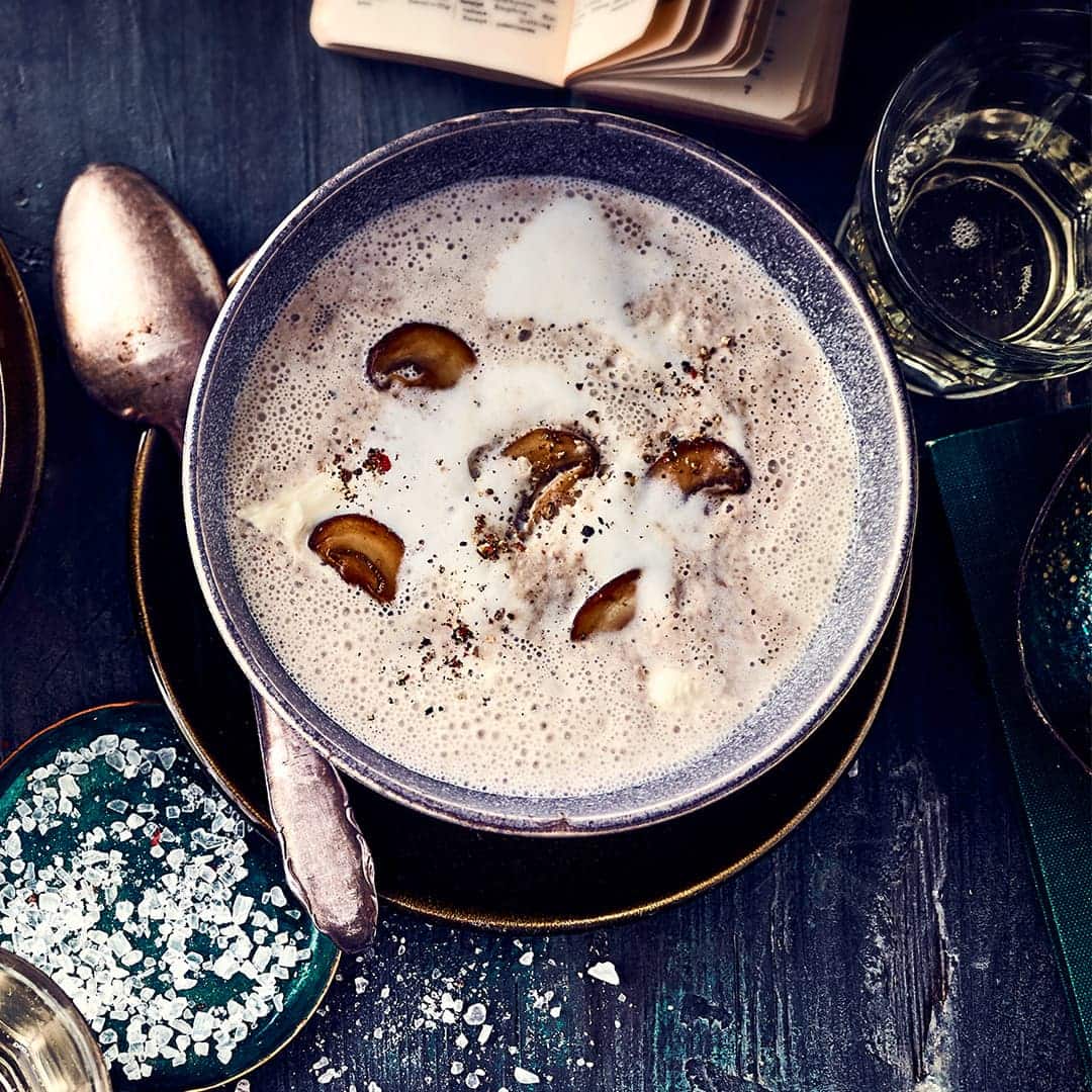 Frische Pilze, feinstes Anisaroma, Sahne und Frischkäse – kochen Sie unsere Champignoncremesuppe mit Pernod als Vorspeise oder Hauptgericht.