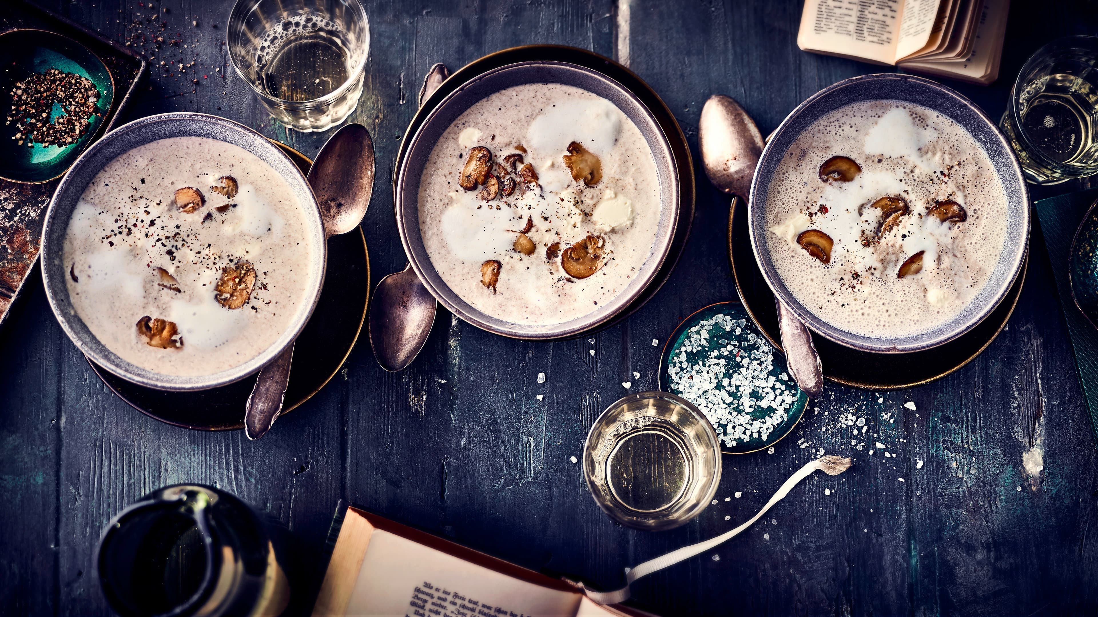 Champignoncremesuppe Frische Pilze, feinstes Anisaroma, Sahne und Frischkäse – kochen Sie unsere Champignoncremesuppe mit Pernod als Vorspeise oder Hauptgericht.