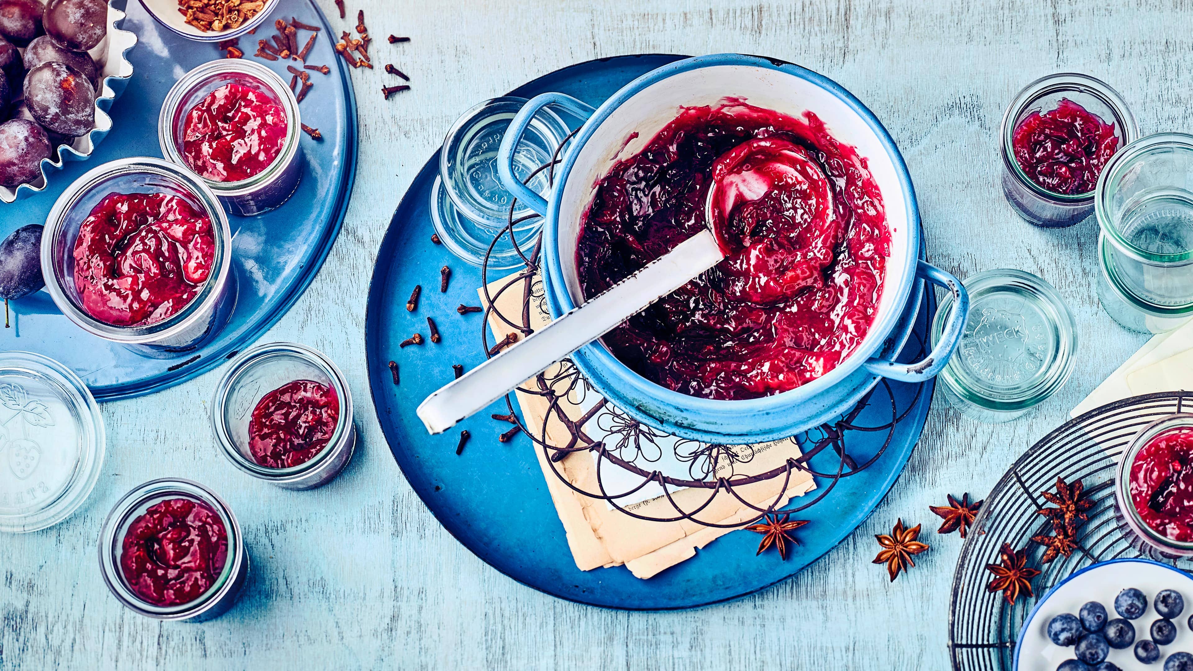 Beerentraum-Konfitüre Probieren Sie das Rezept für unsere Beerentraum-Konfitüre aus und genießen Sie selbst gekochten Aufstrich aus Heidelbeeren, Pflaumen, Ingwer und Zimt!