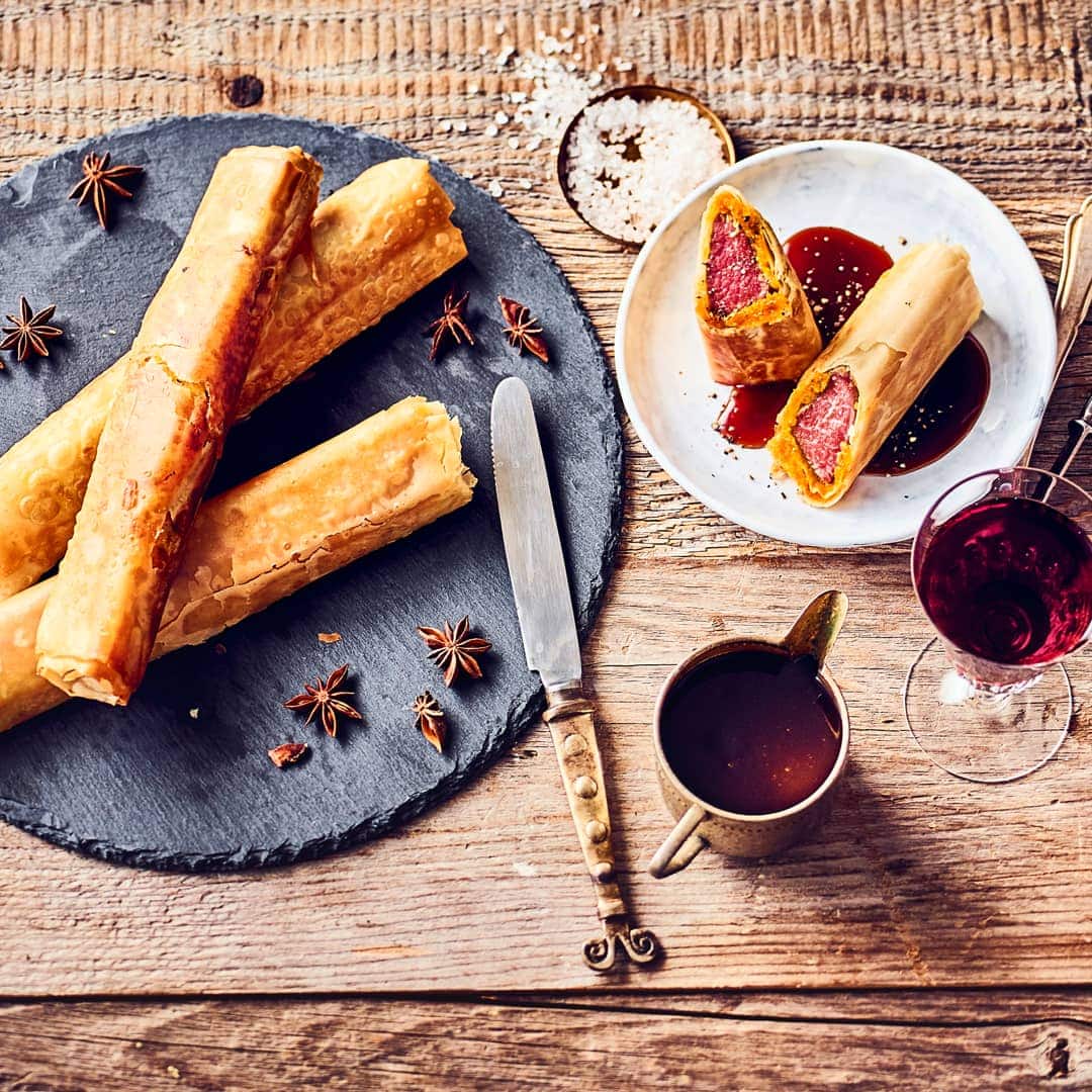 Köstliche Gewürze, getrocknete Aprikosen und knuspriger Filo-Teig bringen einen leichten orientalischen Hauch in unser Rezept für Lammfilet.