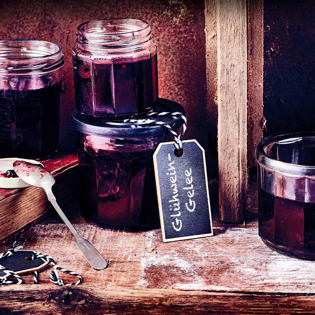 Festliche Marmelade für die Adventszeit: Probieren Sie unser Glühweingelee mit Nelken, Zimtstangen und Sternanis – würzig und lecker!