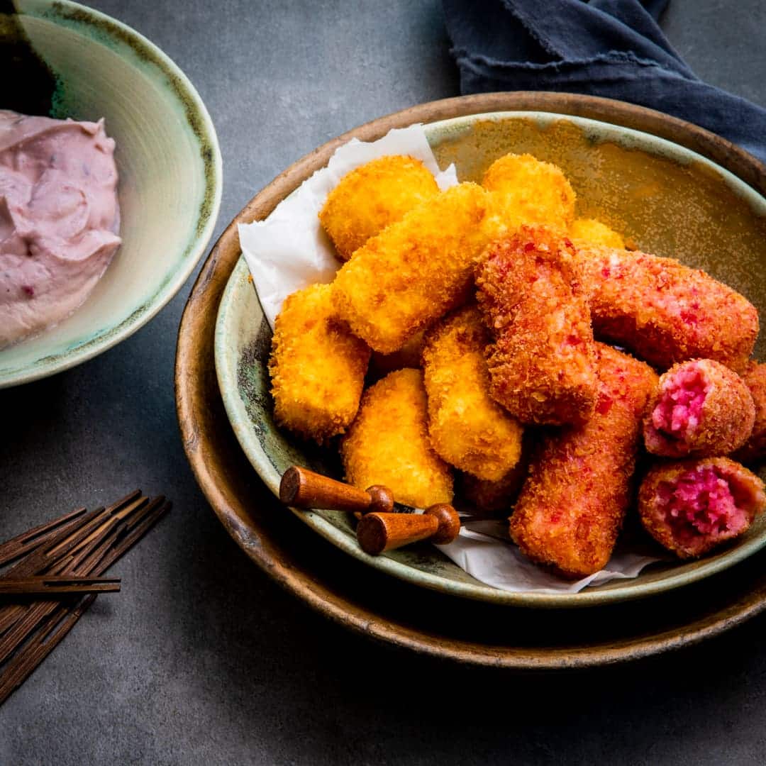 Wussten Sie, dass man Kroketten ganz einfach selbermachen kann? Probieren Sie es einfach aus und testen unser Rezept für Zweierlei Kroketten mit Preiselbeer-Dip!