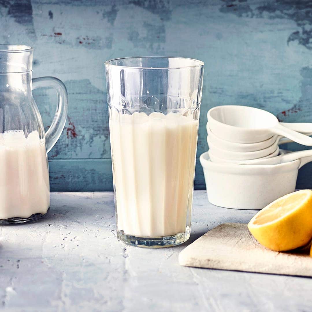 Nur 2 Zutaten und 10 Minuten später und schon haben Sie Buttermilch aus Milch und Zitronensaft ganz einfach selber hergestellt.