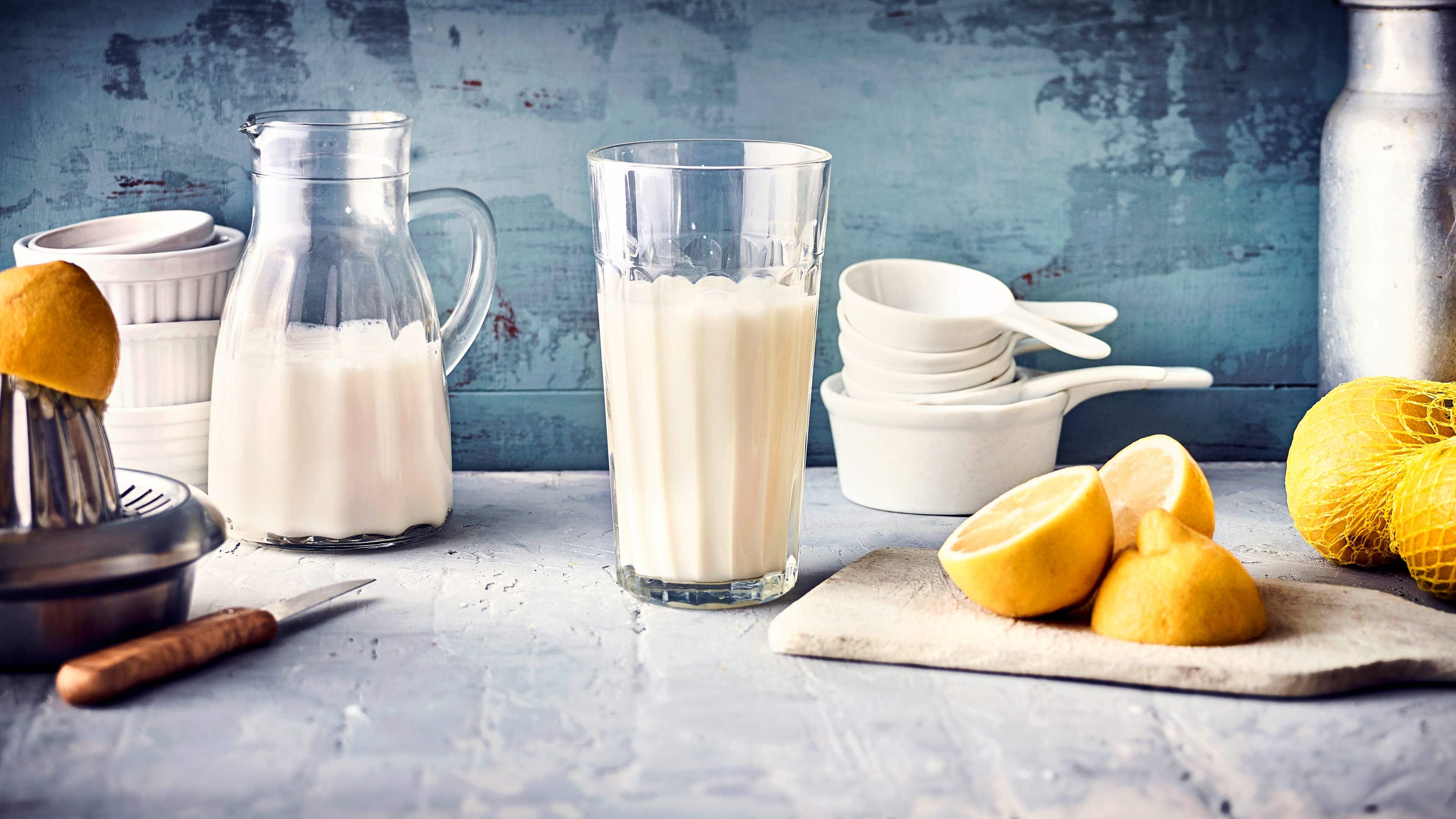 Buttermilch selber machen Nur 2 Zutaten und 10 Minuten später und schon haben Sie Buttermilch aus Milch und Zitronensaft ganz einfach selber hergestellt.