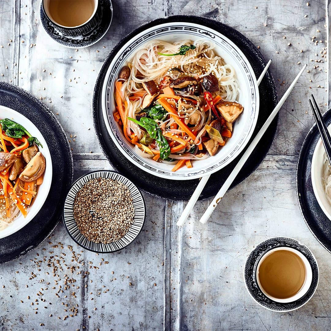 Japchae ist ein Gericht aus der japanischen Küche und wird aus allerlei Gemüse und mit Süßkartoffelnudeln zubereitet – ähnlich den bekannten Glasnudeln.