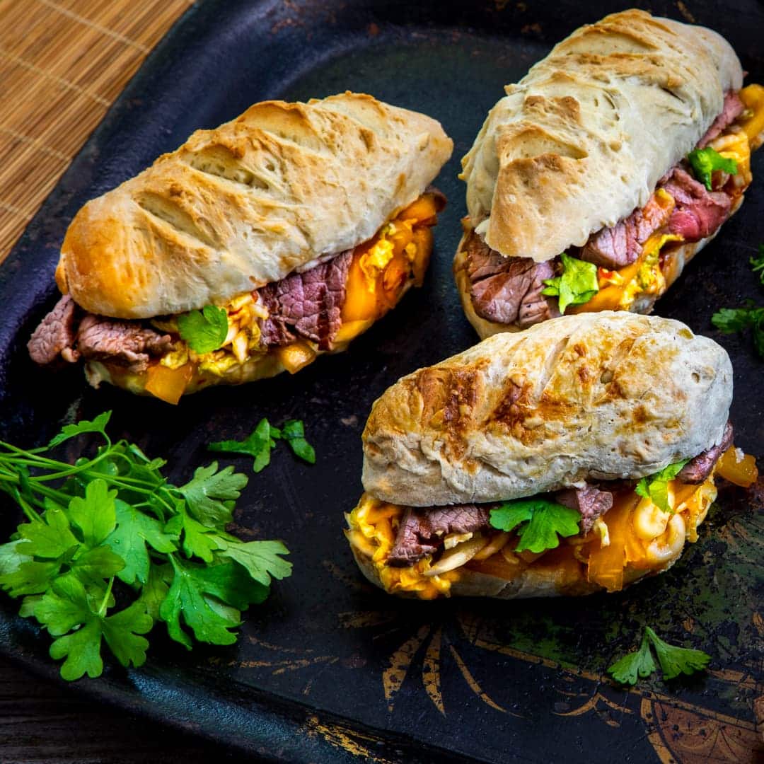 Mit unserem Bánh-mì-Rezept lernen Sie die Küche Vietnams kennen. Selbst gebackenes Brot kombinieren Sie dabei mit Rinderfilet, gelbem Rettich und aromatischer Soße.