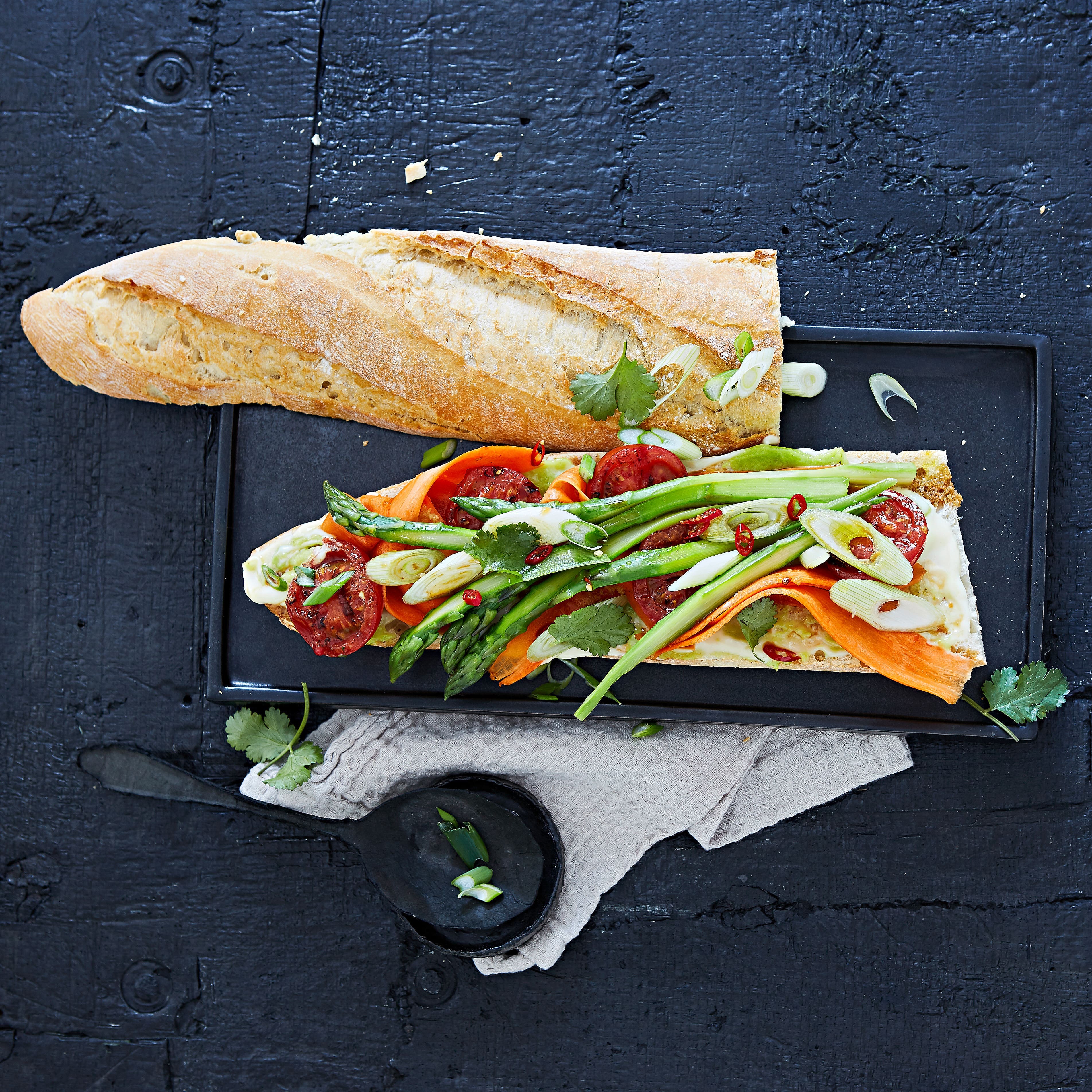 Croque auf Vietnamesisch: Bánh-Mì wird in Asien zu jeder Tageszeit gegessen. Das beliebte Streetfood kann vielfältig belegt werden – hier mit Spargel, Möhren und selbstgemachter Wasabi-Mayo.