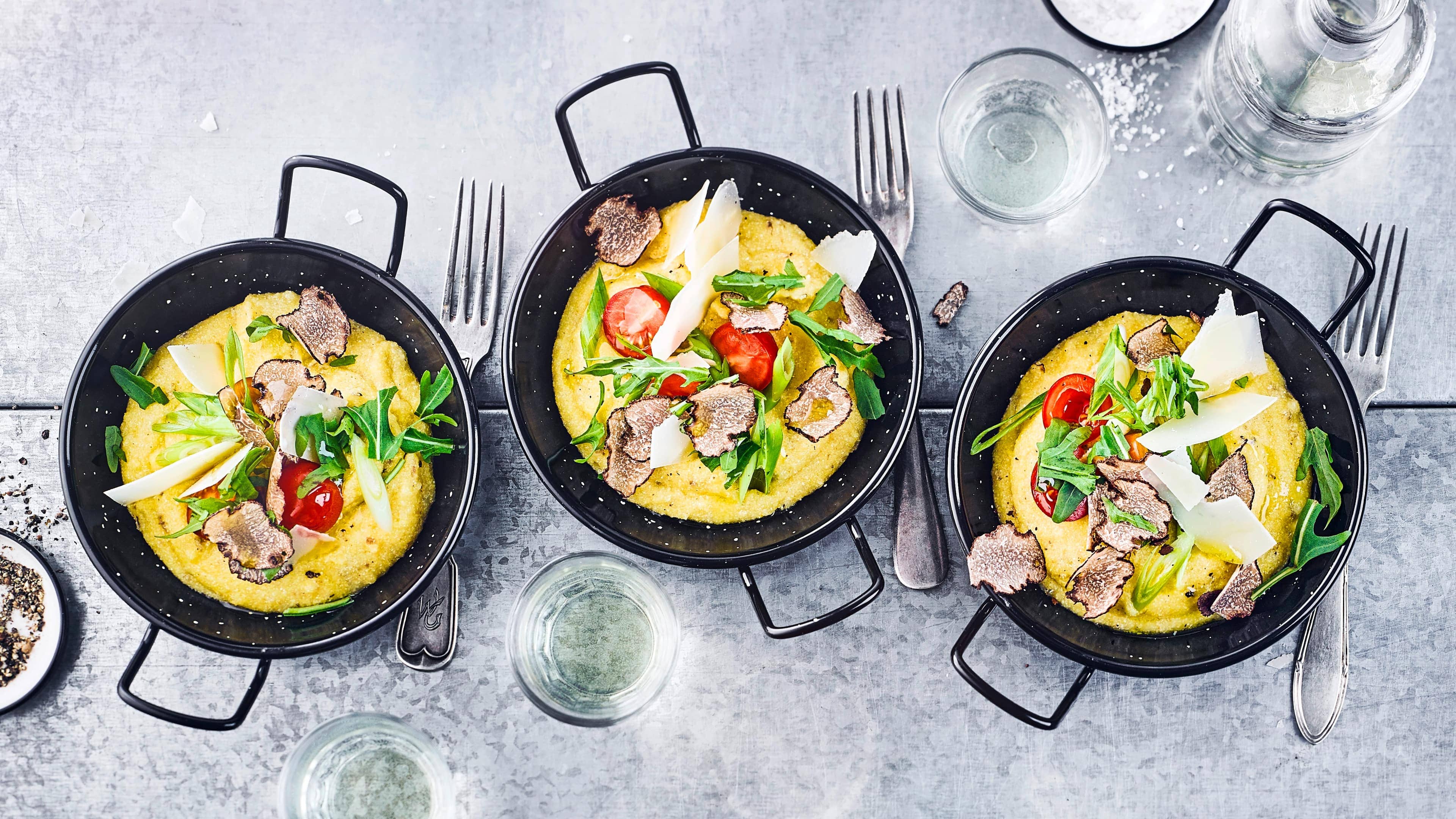 Trüffel-Polenta Verwöhnen Sie Ihre Gäste mit unserem edlen aber trotzdem schnellen Rezept für Trüffel-Polenta mit Rucola, Cocktailtomaten und Parmesan – gleich ausprobieren!