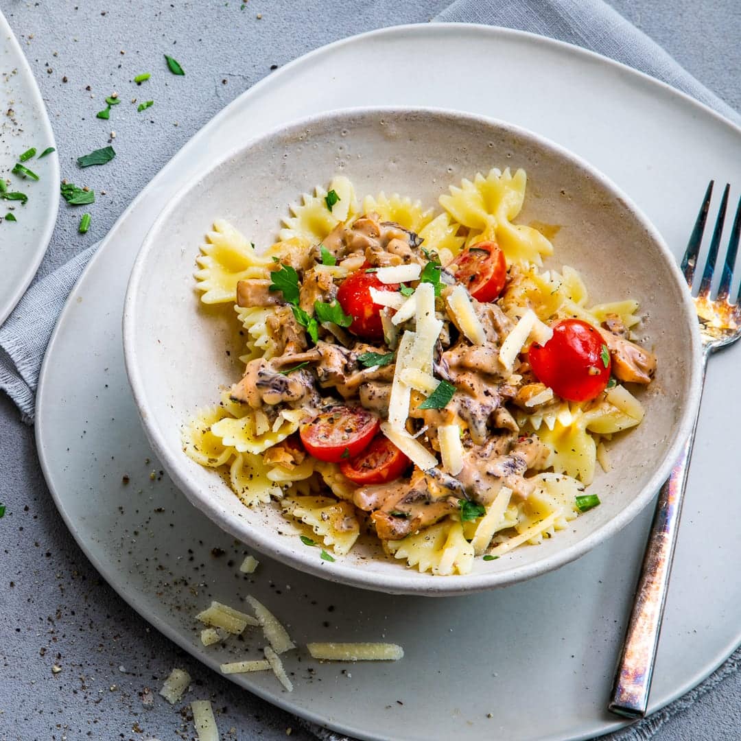 Schnell gemacht und so schön herbstlich: Unsere Pilz-Pasta mit cremiger Sahne-Weißweinsauce!