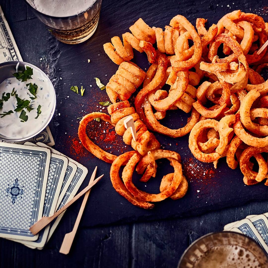 Da Pommes bekanntlich in jeder Form schmecken essen probieren Sie sie doch einfach mal gekräuselt mit unserem Rezept für selbstgemachte Curly Fries!