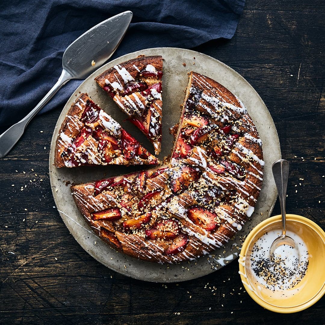 Vor allem im Spätsommer und Herbst ein Muss auf der Kaffeetafel: Pflaumenkuchen und zwar hier als gesunde Rührkuchen-Variante mit Vollkornmehl. Dazu ein erfrischender Limetten-Joghurt – einfach lecker.