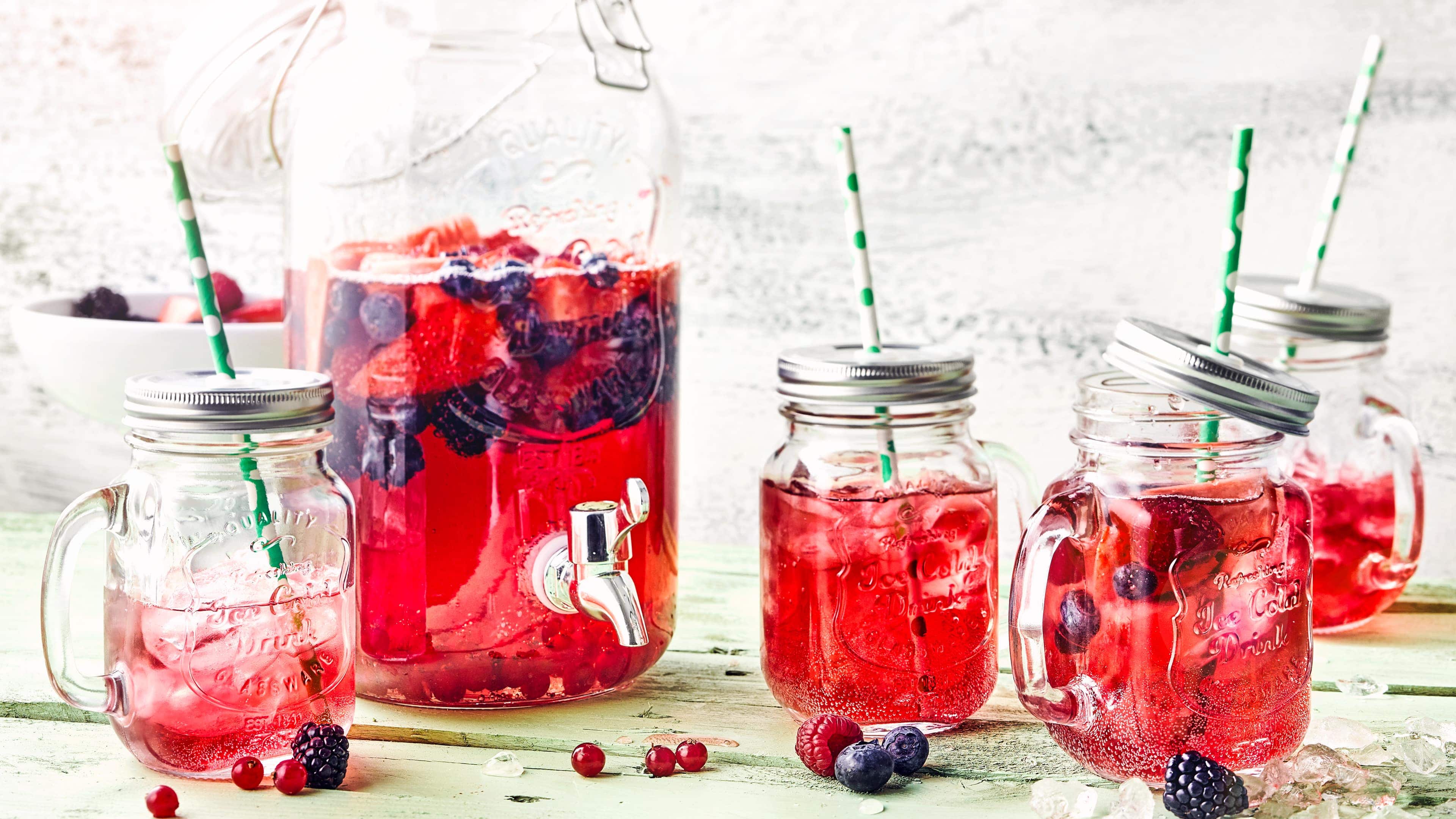 Rote-Beeren-Bowle Eine frische fruchtige Bowle für heiße Tage - ganz ohne Alkohol und erfrischend spritzig!