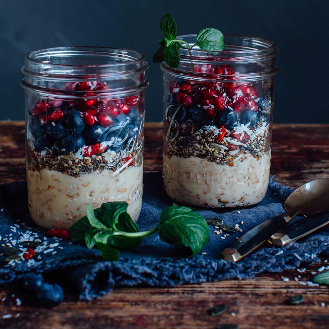 Dinkel-Cashew-PorridgeUnser Porridge ist nicht nur super lecker, sondern kommt auch ganz ohne tierische Zutaten aus. Wir bereiten das Dinkel-Chashew-Porridge mit Haselnuss- oder alternativ Hafermilch zu und garnieren es mit frischen Beeren und Granatapfelkernen.