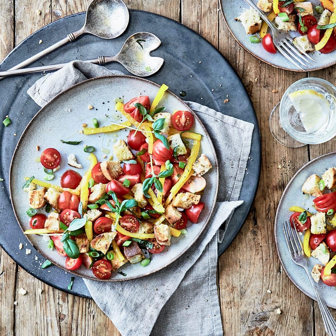 Leichtes Gericht für Ungeduldige: Probieren Sie unseren Salat aus Tomaten, Paprika, Zwiebeln und Ciabatta-Brot – in nur 5 Minuten auf dem Tisch!