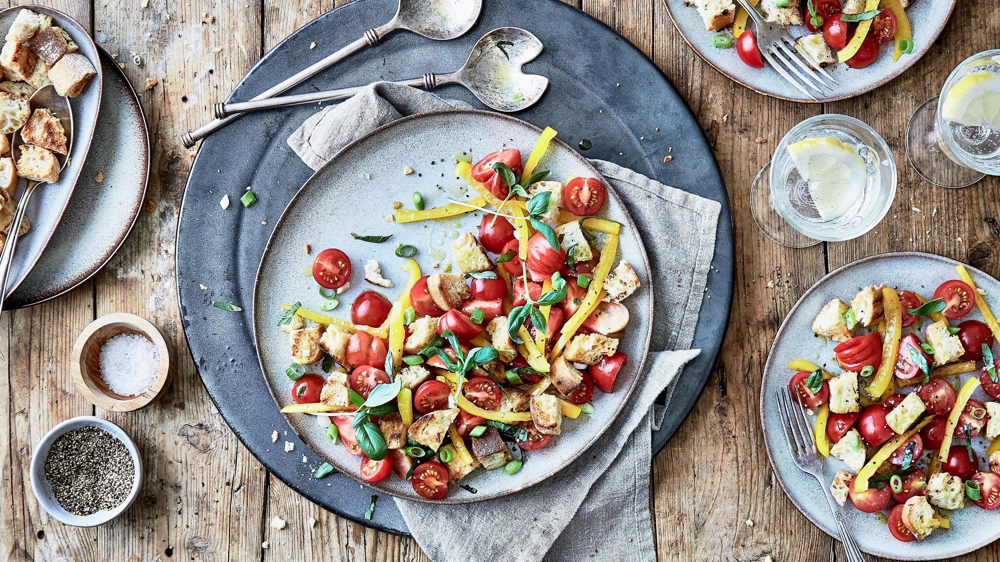 Tomaten-Brotsalat Leichtes Gericht für Ungeduldige: Probieren Sie unseren Salat aus Tomaten, Paprika, Zwiebeln und Ciabatta-Brot – in nur 5 Minuten auf dem Tisch!