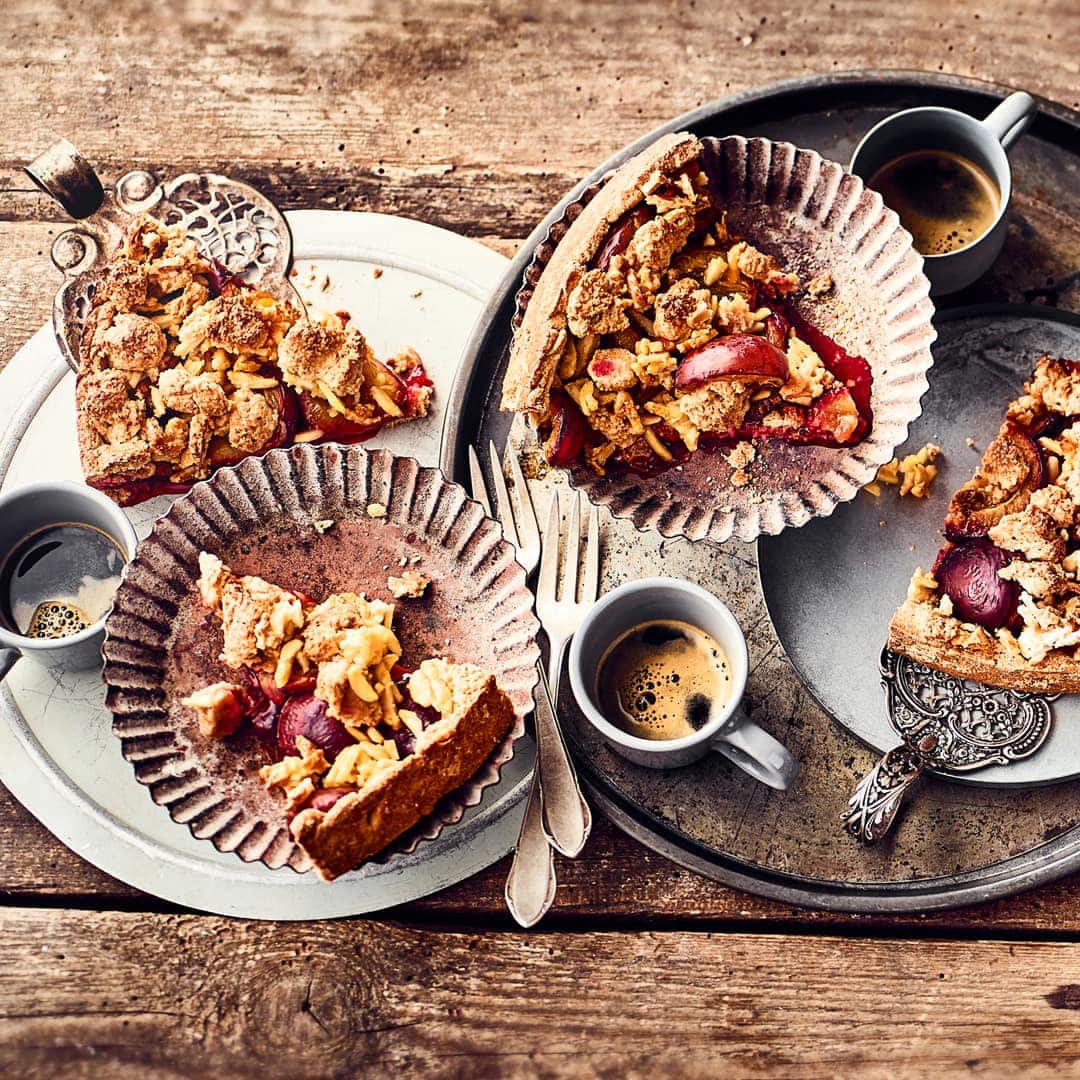 Backen Sie mit dem Zwetschgenkuchen-Rezept von EDEKA einen leckeren Kuchen mit fruchtig-saftigen Zwetschgen und genießen Sie den süßen Geschmack mit Sahne.