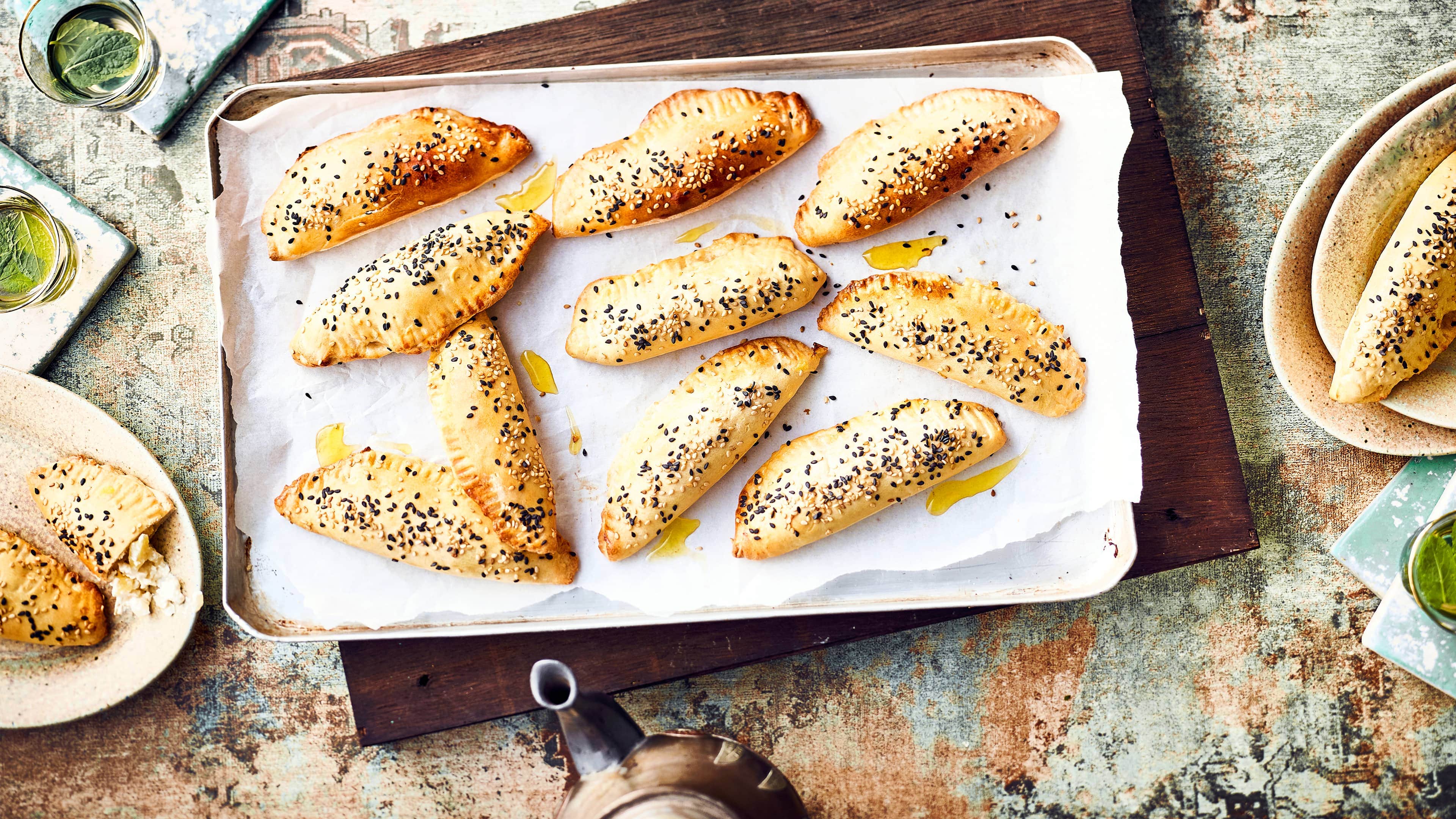 Pogaca Türgische Pogaca sind köstliche kleine Teigtaschen mit würziger Kartoffel-Feta-Füllung und mit zweierlei Sesam bestreut.