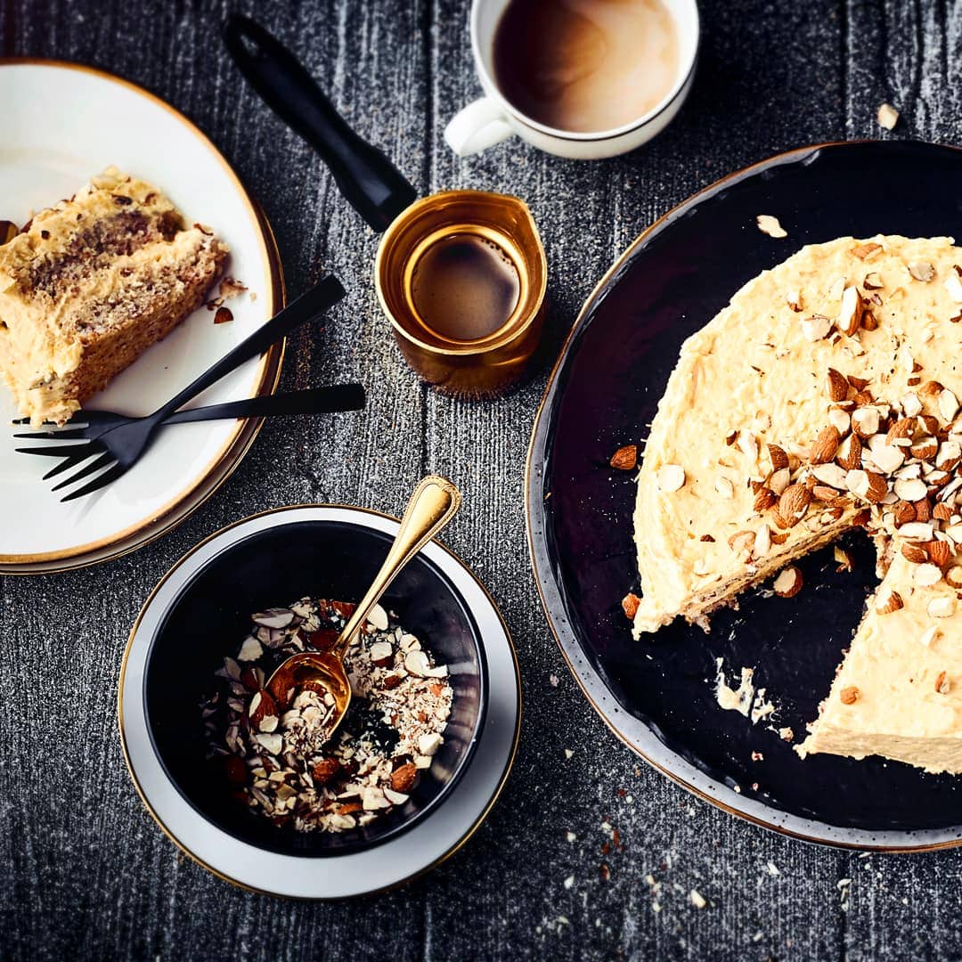 Selbstgemachte Mandeltorte mit Biskuitboden und Buttercreme. Mit Mandeln verziert verraten Sie schon wonach diese herrliche Torte schmeckt.