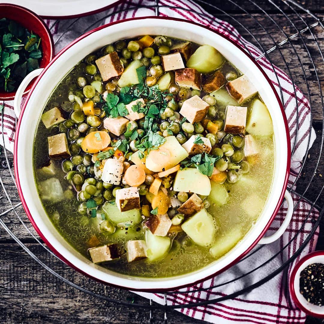 Veganer Erbseneintopf mit Räuchertofu, Karotten, Kartoffeln und Sellerie ist vor allem in der kalten Jahreszeit ein kleines Highlight auf dem Speiseplan.
