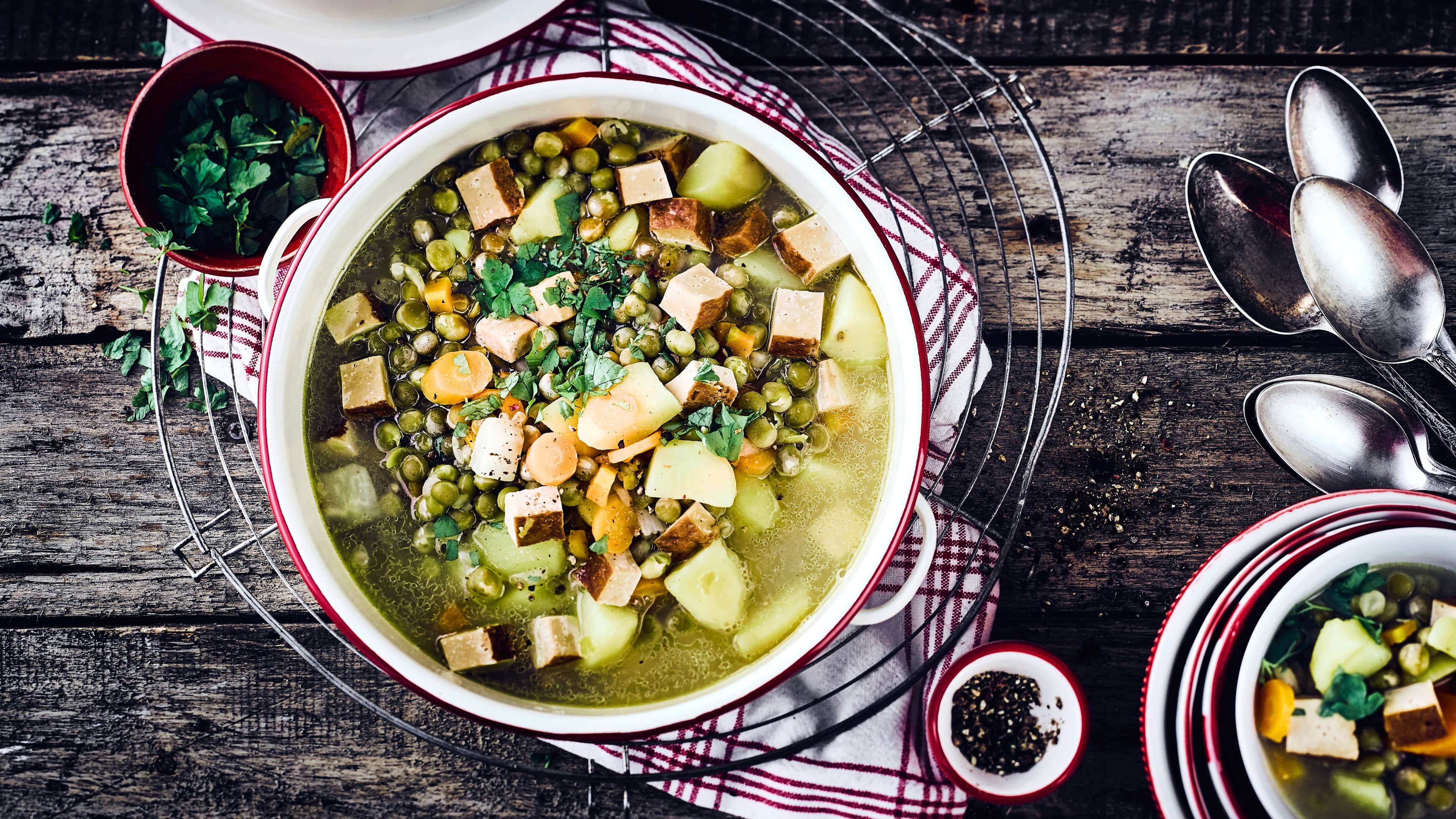 Erbseneintopf Räuchertofu Veganer Erbseneintopf mit Räuchertofu, Karotten, Kartoffeln und Sellerie ist vor allem in der kalten Jahreszeit ein kleines Highlight auf dem Speiseplan.