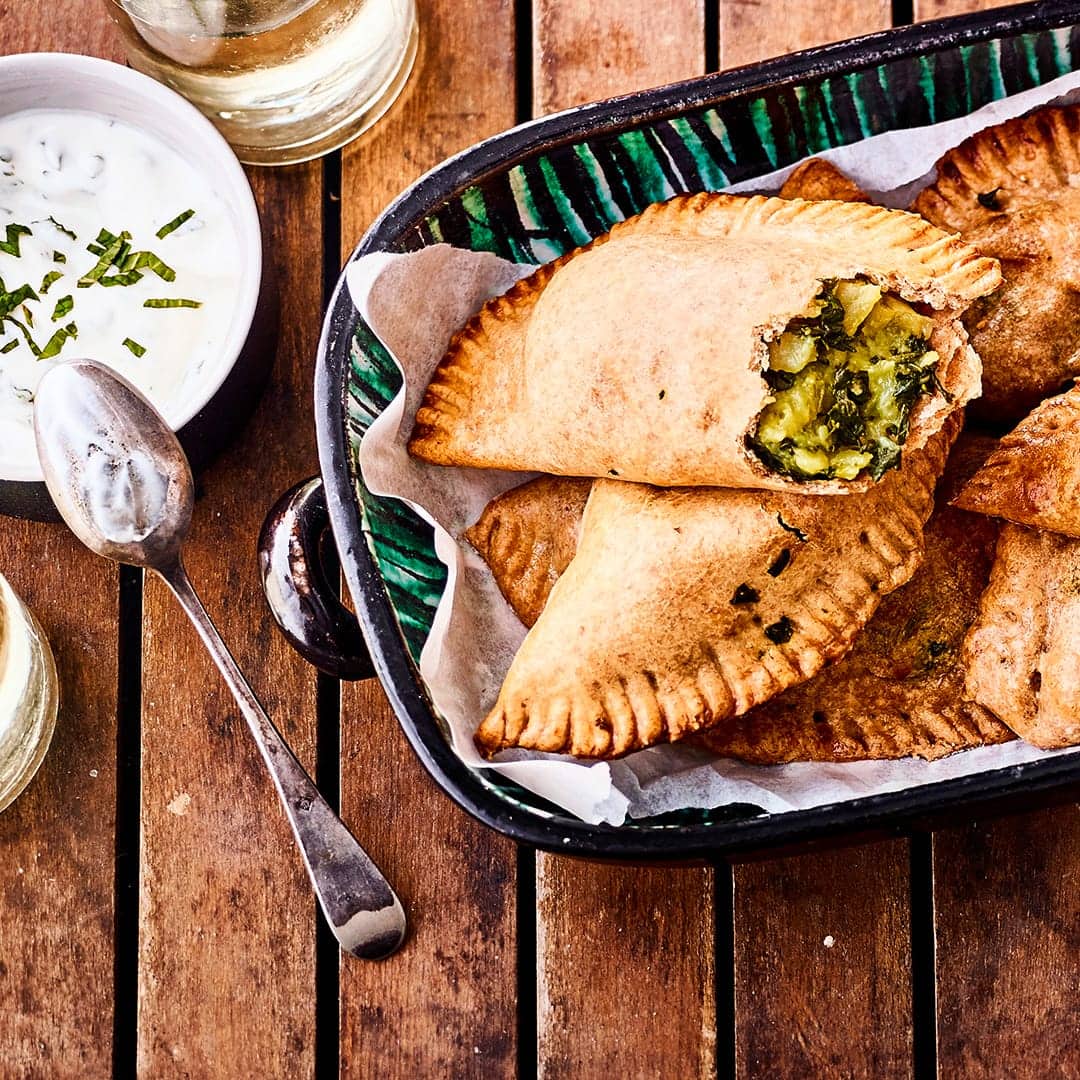 Vegetarische Empanadas mit leckerer Kartoffel-Spinatfüllung, dazu erfrischender Joghurt-Minz-Dip. Auch für ein Buffett eine hervorragende Idee!