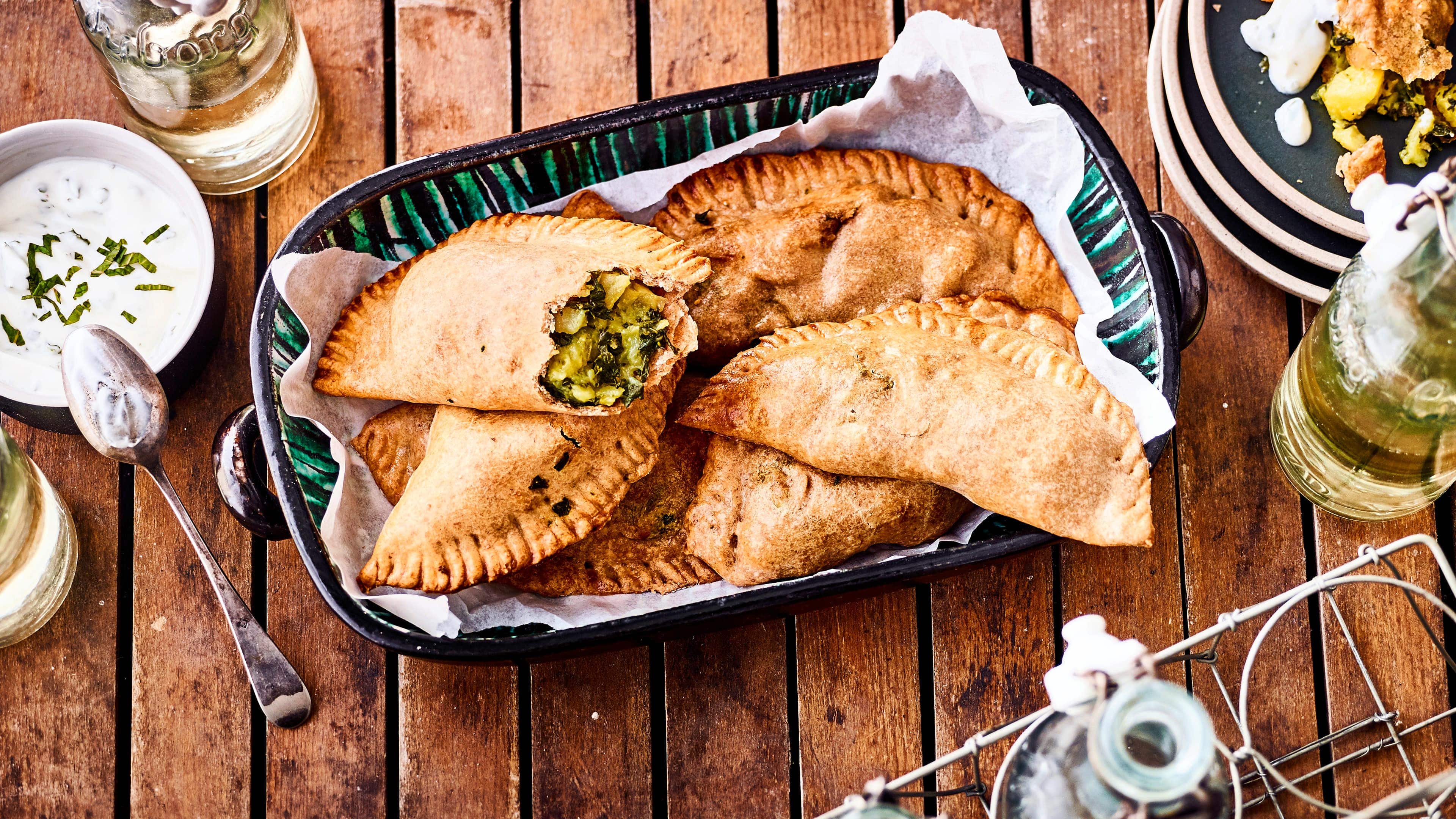 Empanadas mit Spinatfüllung Vegetarische Empanadas mit leckerer Kartoffel-Spinatfüllung, dazu erfrischender Joghurt-Minz-Dip. Auch für ein Buffett eine hervorragende Idee!