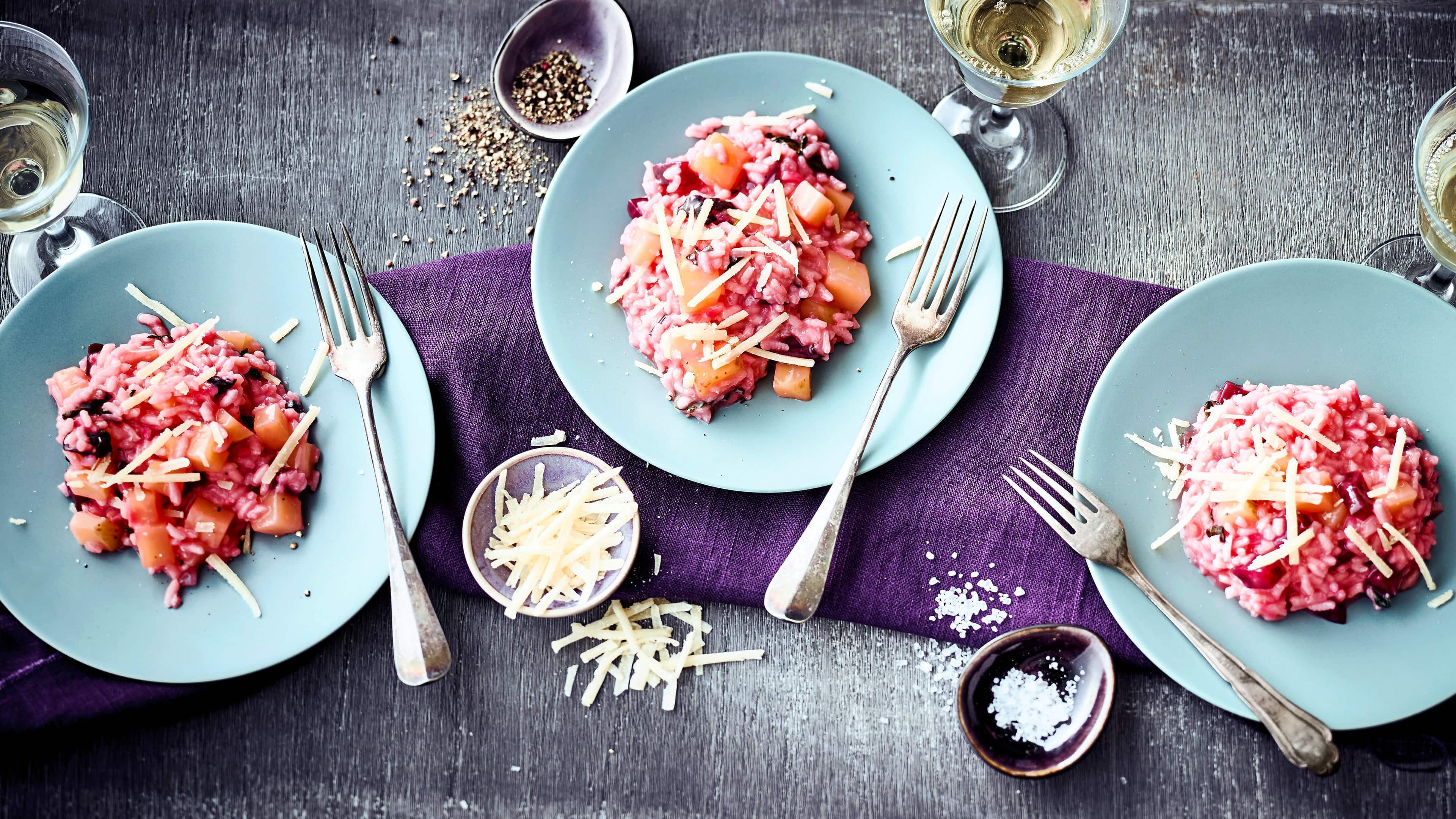 Risotto mit rote Bete Ob mit Ziegenkäse und Nüssen oder als Beilage zu feinem Fisch und Fleisch: Machen Sie das Rote-Bete-Risotto zum Highlight in Ihrem Menü.