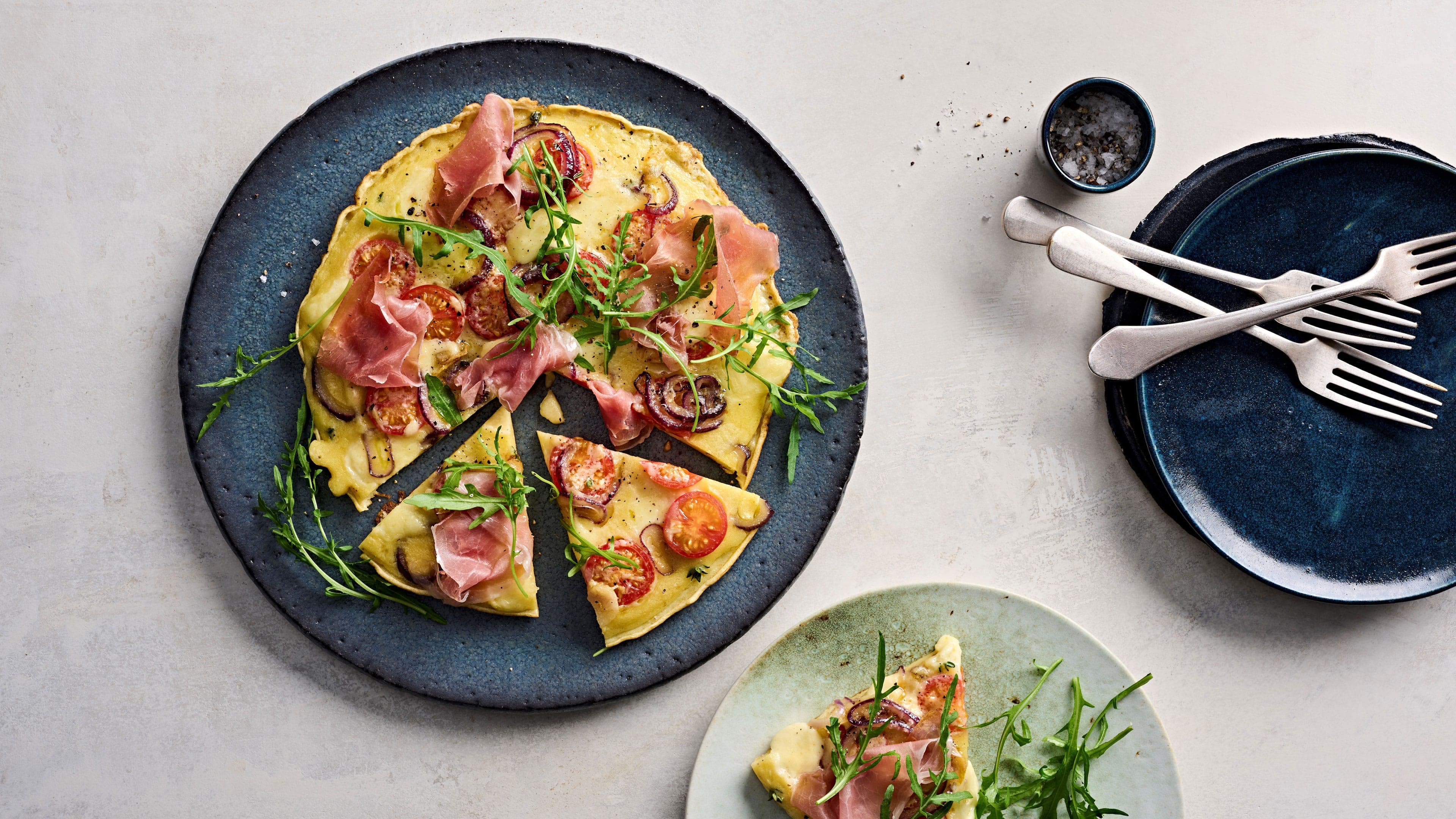 Pizza-Pfannkuchen mit Schinken & Mozzarella Pizza oder Pfannkuchen? Pizza und Pfannkuchen! Mit diesem leckeren Rezept kombinieren Sie beide Gerichte und sorgen für ein unbeschreibliches Genusserlebnis.