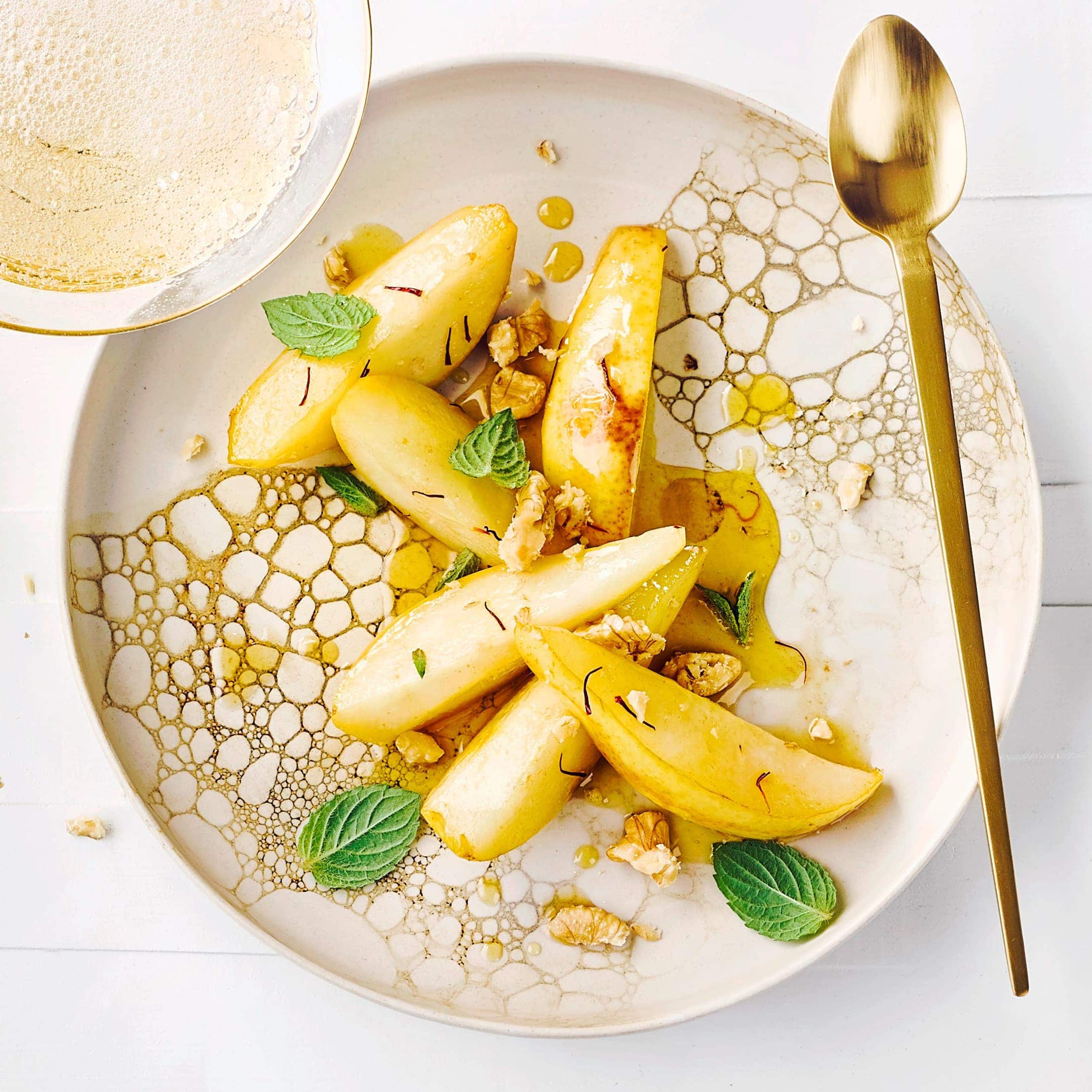 Etwas ausgefallen, aber besonders lecker: Unser fruchtiges Dessert mit süßen Birnen, Safran, Walnüssen und frischer Minze.