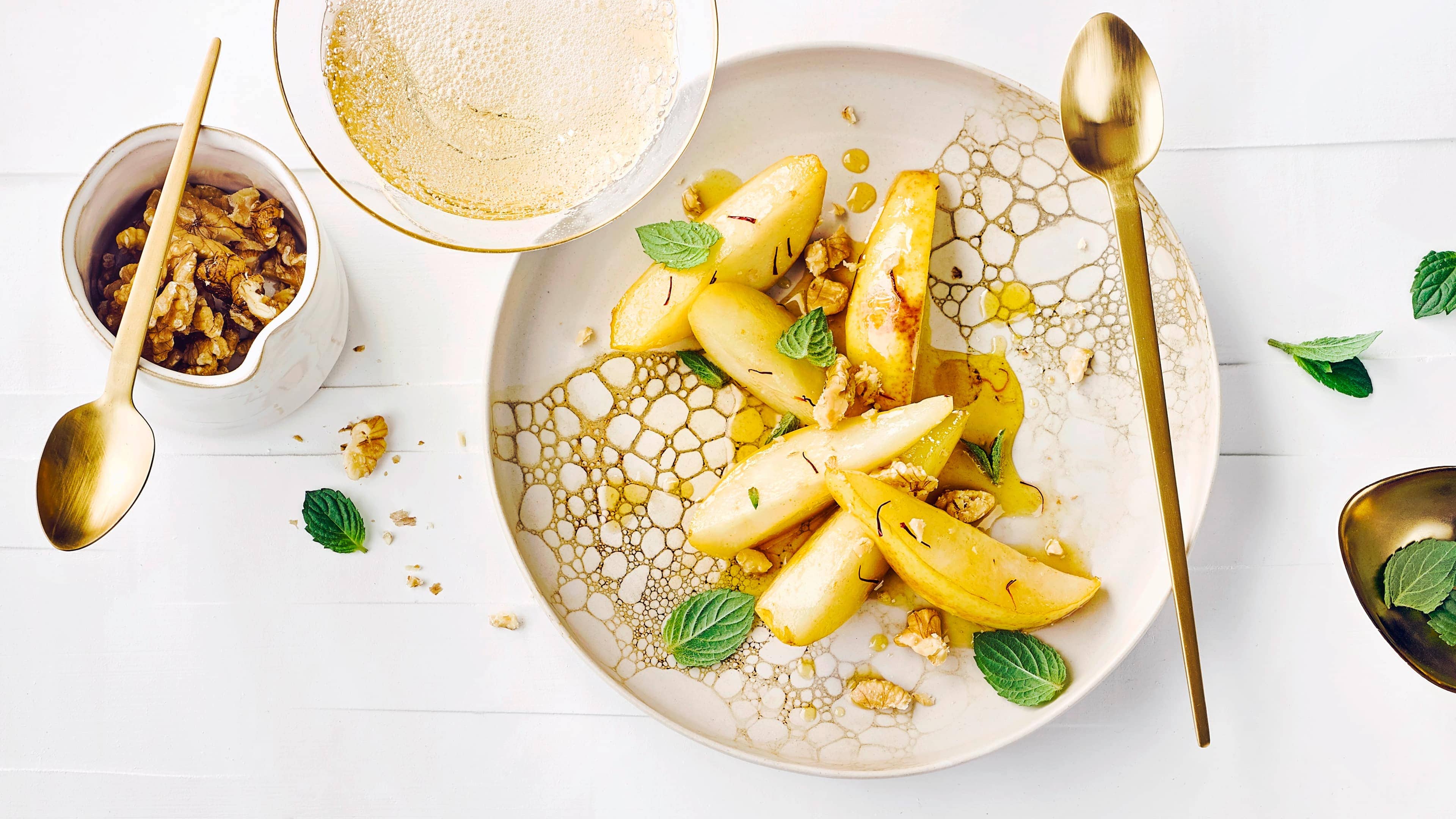 Süße Birnen mit Safran Etwas ausgefallen, aber besonders lecker: Unser fruchtiges Dessert mit süßen Birnen, Safran, Walnüssen und frischer Minze.