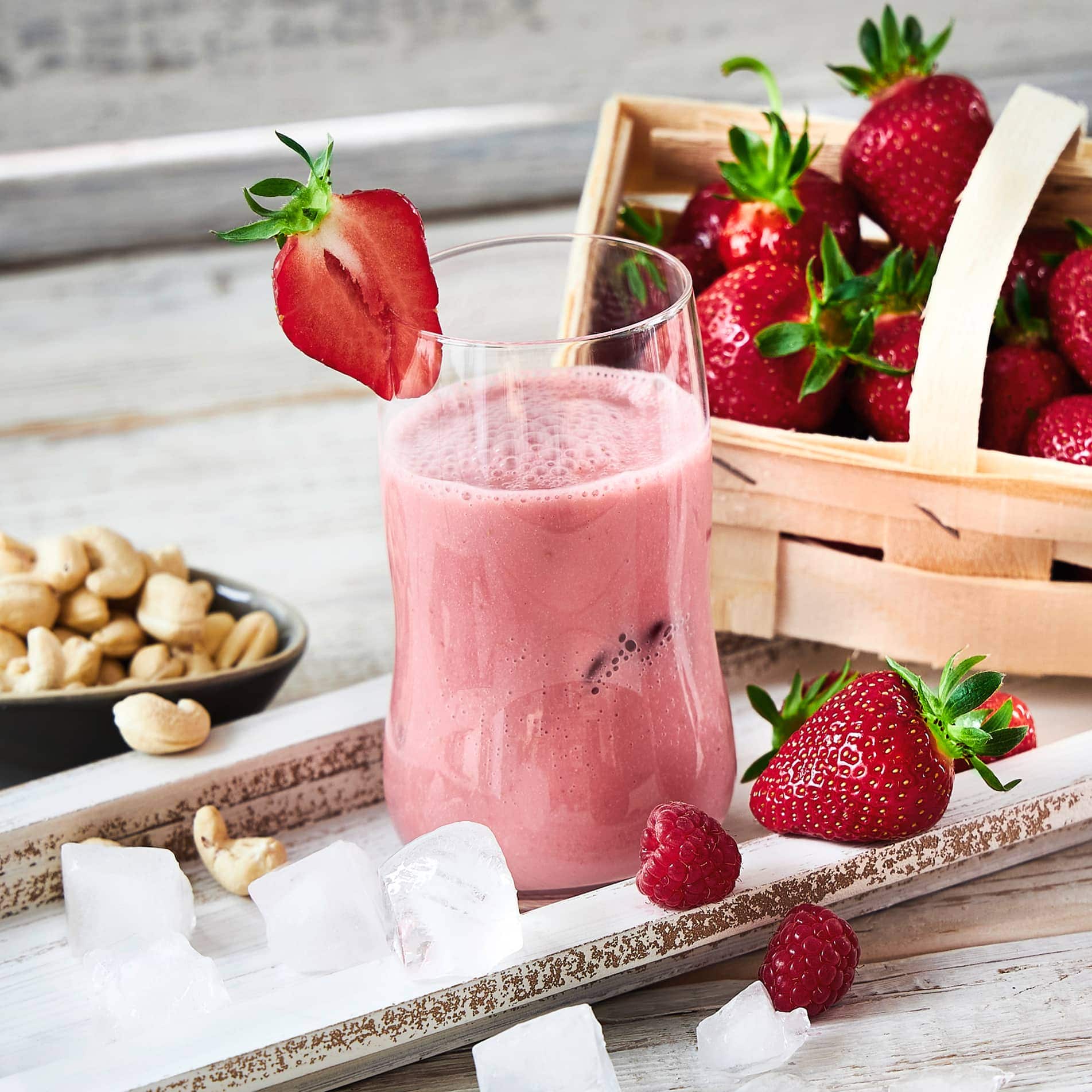 Den Sommer genießen: Unser Rezept für einen fruchtigen Hafer-Beerendrink mit Haferdrink, gemischten Beeren der Saison, Cashewkernen und Ingwerpulver.