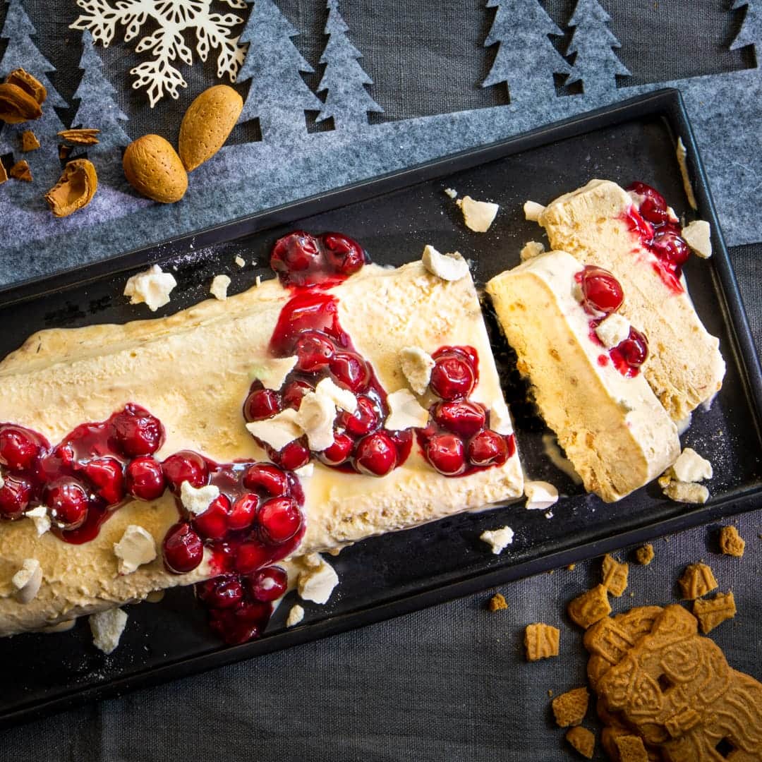 Diesen Nachtisch müssen Sie Ihren Gästen vorher ankündigen, damit unbedingt noch Platz fürs Dessert gelassen wird: Unser Spekulatius Parfait mit heißen Kirschen!