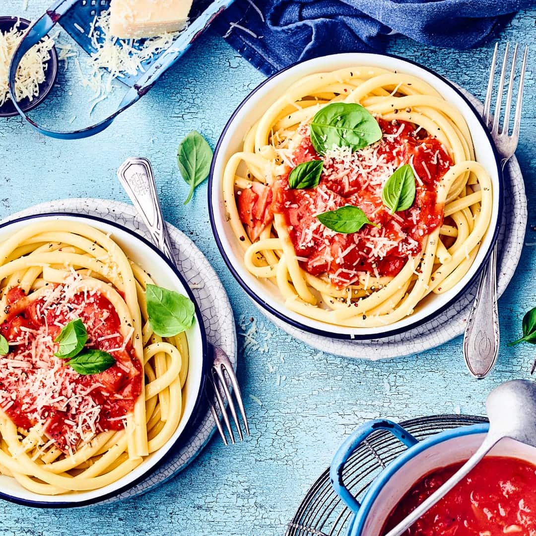 Genießen Sie eine Pastaspezialität mit italienischer Note: Unser Rezept für Makkaroni mit Roquefort, Tomaten und gekochtem Schinken verspricht raffinierten Genuss!