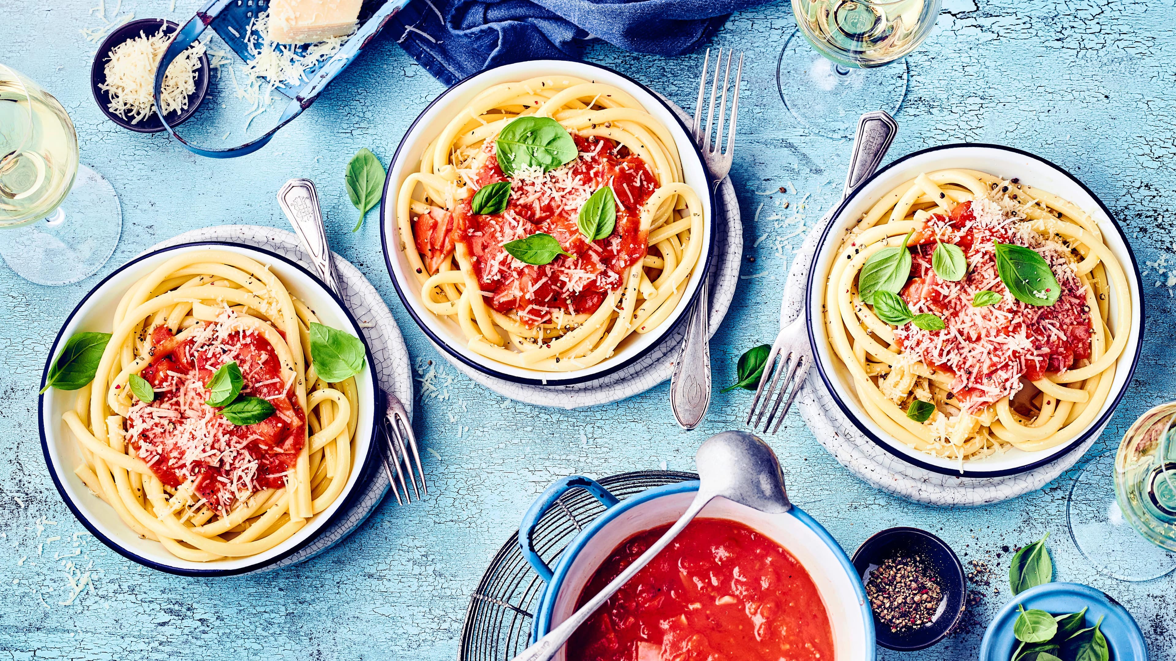 Makkaroni Genießen Sie eine Pastaspezialität mit italienischer Note: Unser Rezept für Makkaroni mit Roquefort, Tomaten und gekochtem Schinken verspricht raffinierten Genuss!