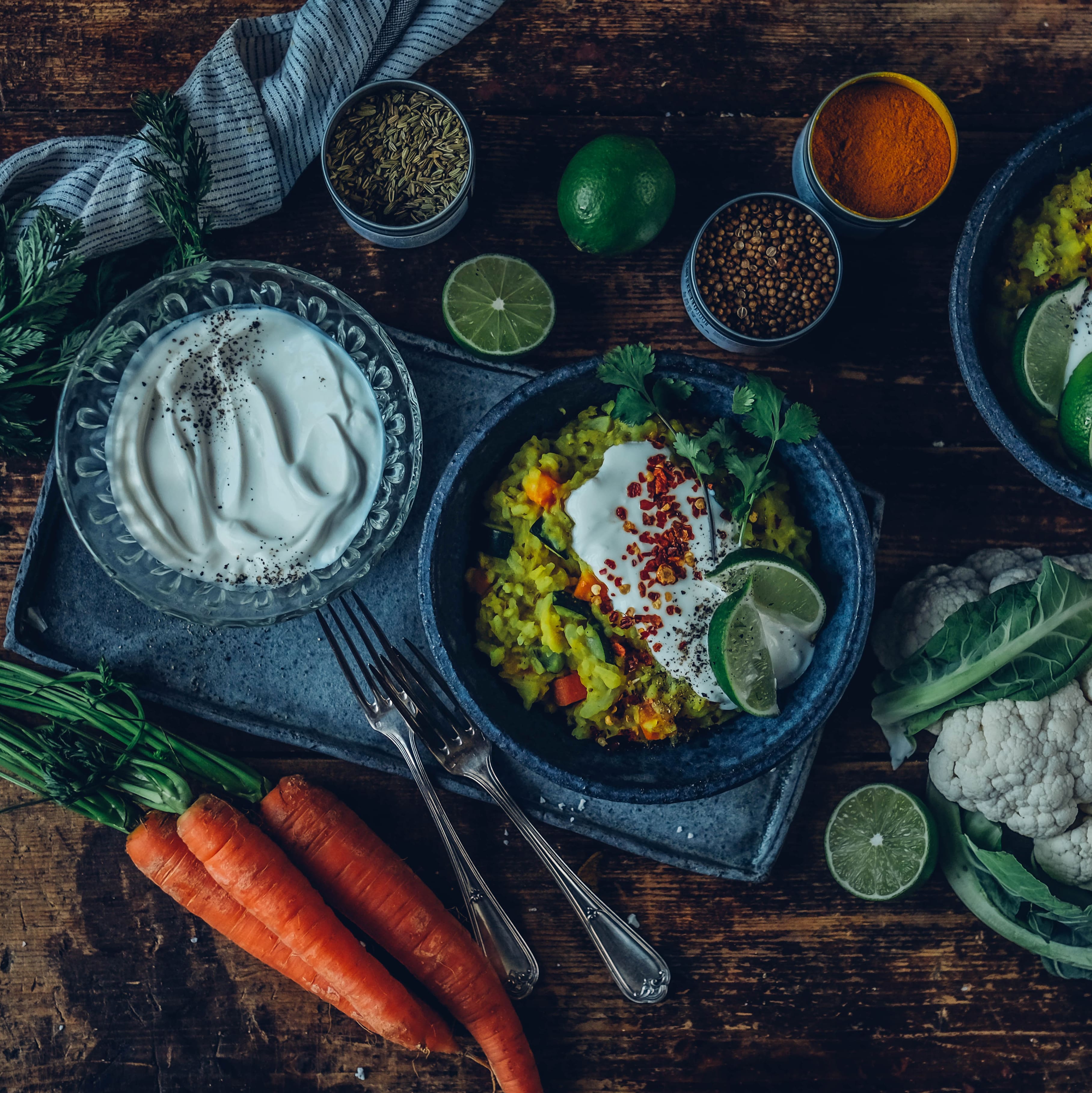 Ein einfaches, aber sehr leckeres Gericht der ayurvedischen Küche: Kitchari aus Linsen und Bohnen und allerlei frischem Gemüse.