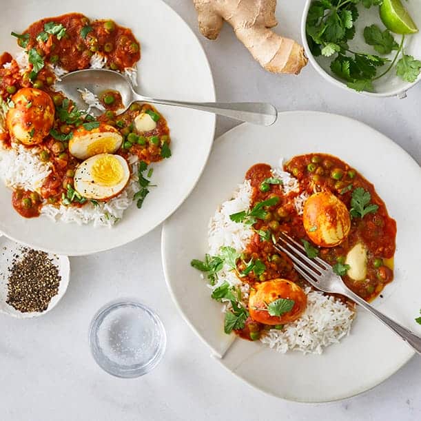 Probieren Sie unsere leckeren Curry-Eier mit Reis. Ideal zur Mittagspause oder abends zuhause.