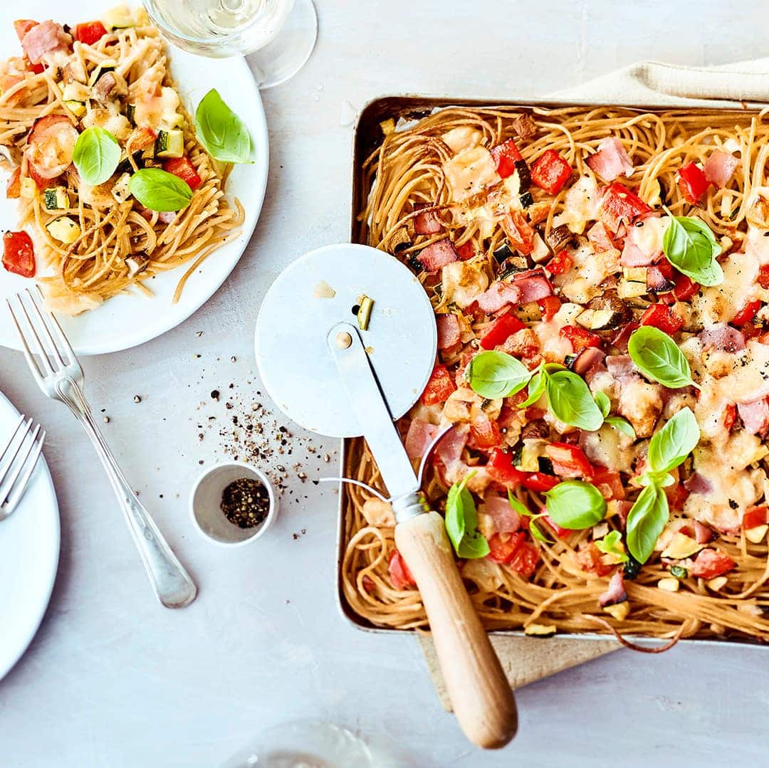 Für alle, die sich nicht zwischen Pasta und Pizza entscheiden können, ist unser Spaghetti-Pizza-Rezept eine kreative Idee, um beides zeitgleich zu genießen.